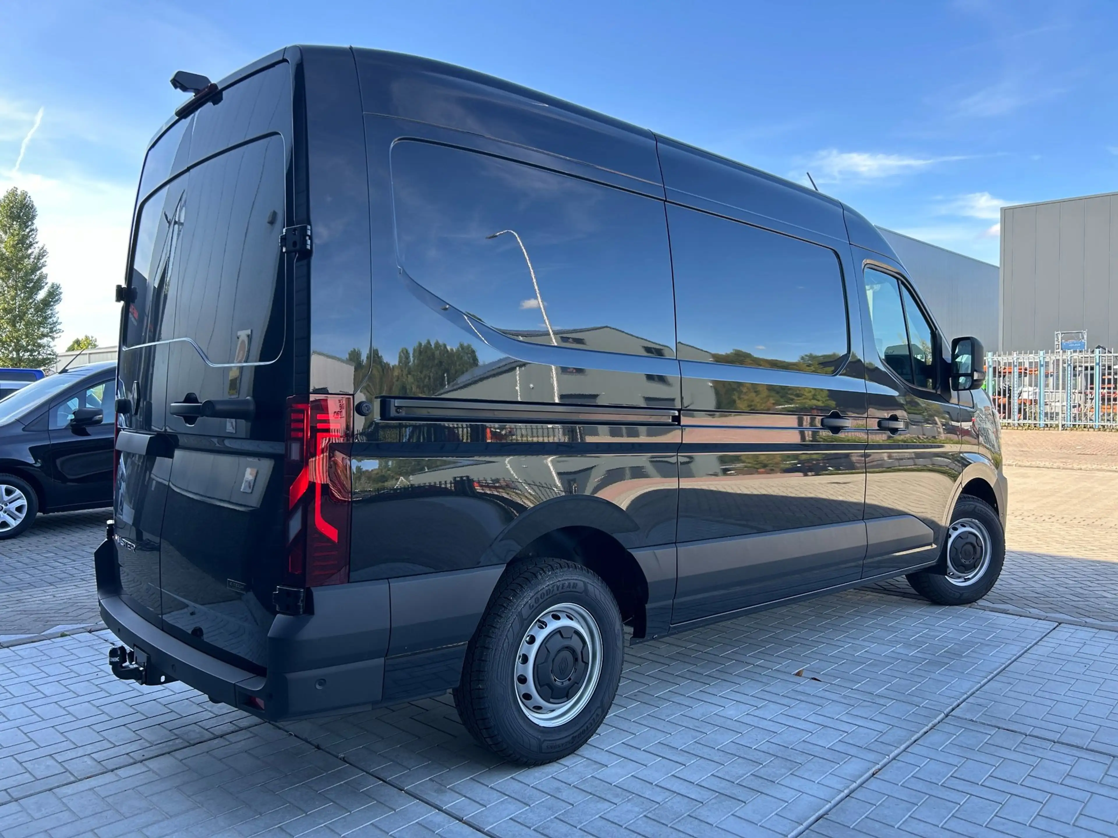Renault Master E-Tech T35 L2H2 Advance long range 87 kWh Trekhaak — photo 3