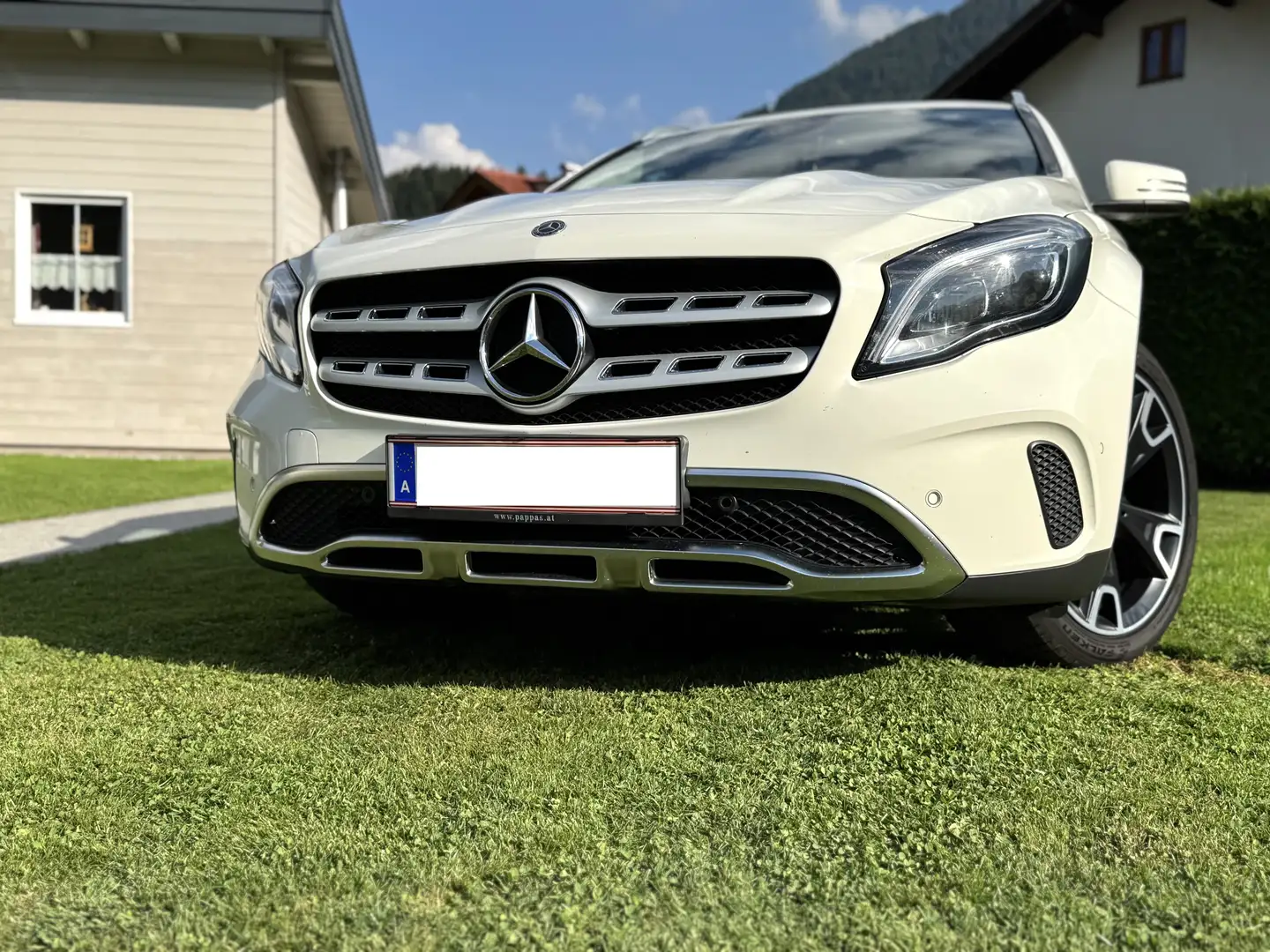 Mercedes-Benz GLA 180 d Activity Edition Weiß - 1