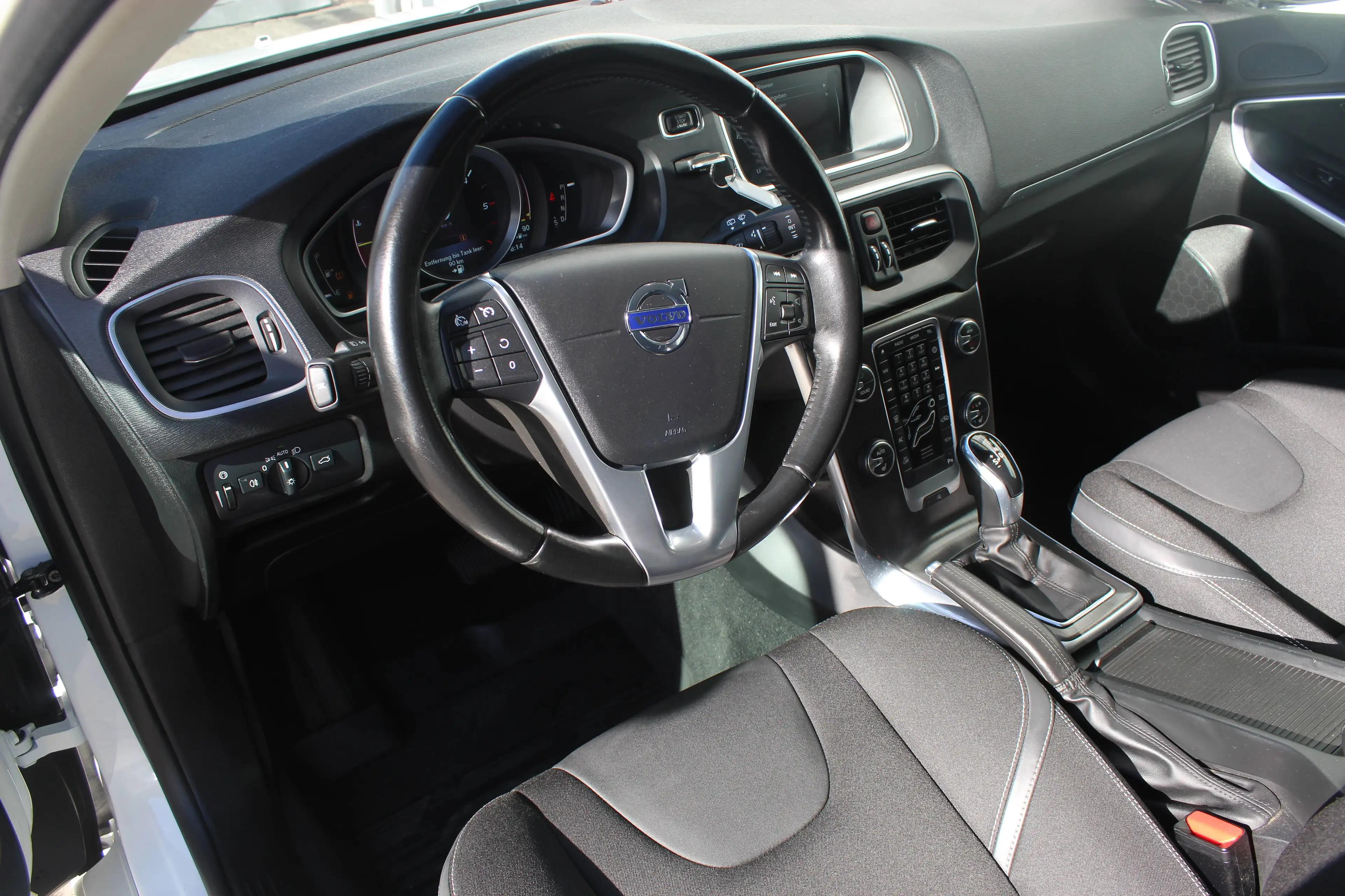Volvo V40 Momentum — photo 7