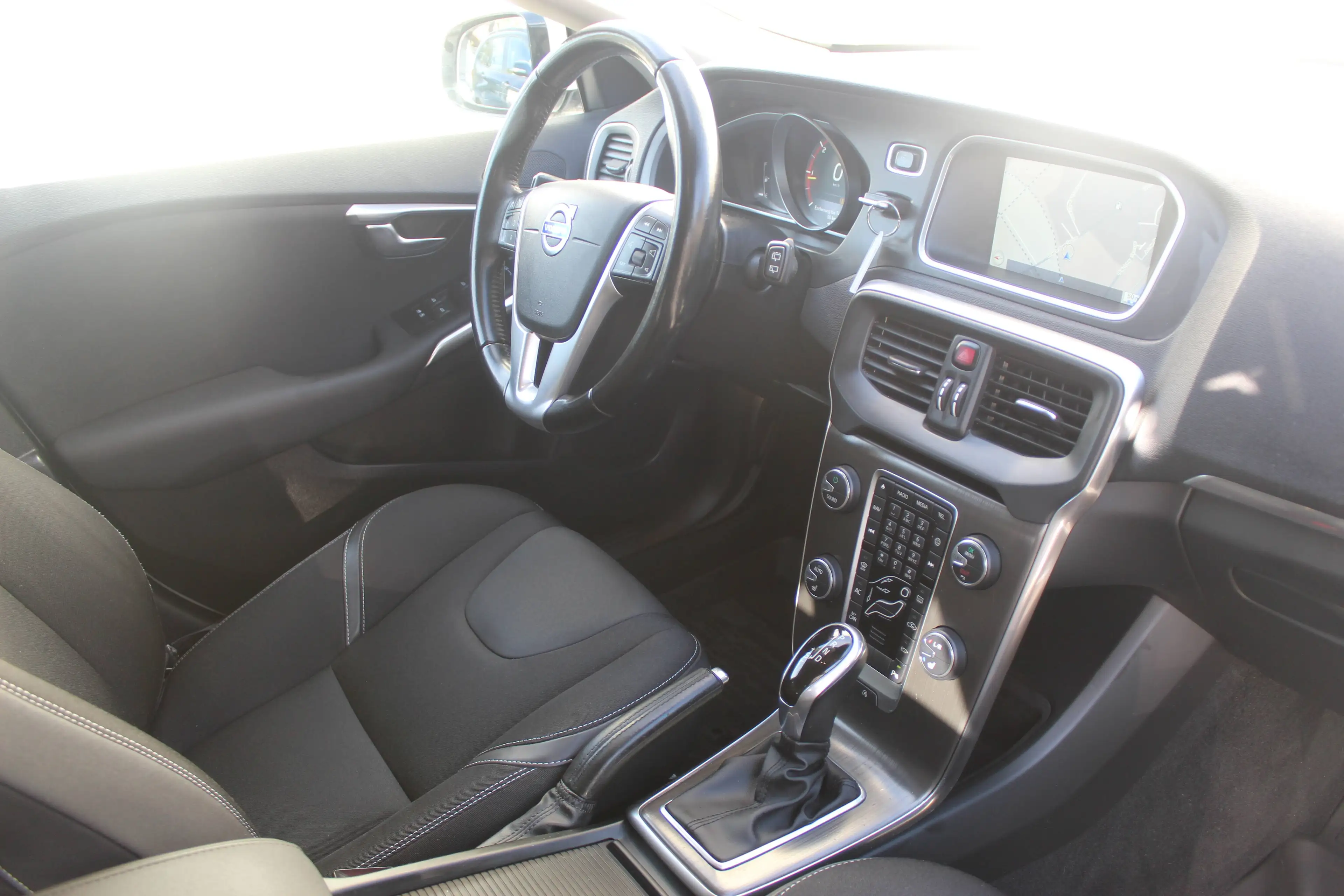 Volvo V40 Momentum — photo 15