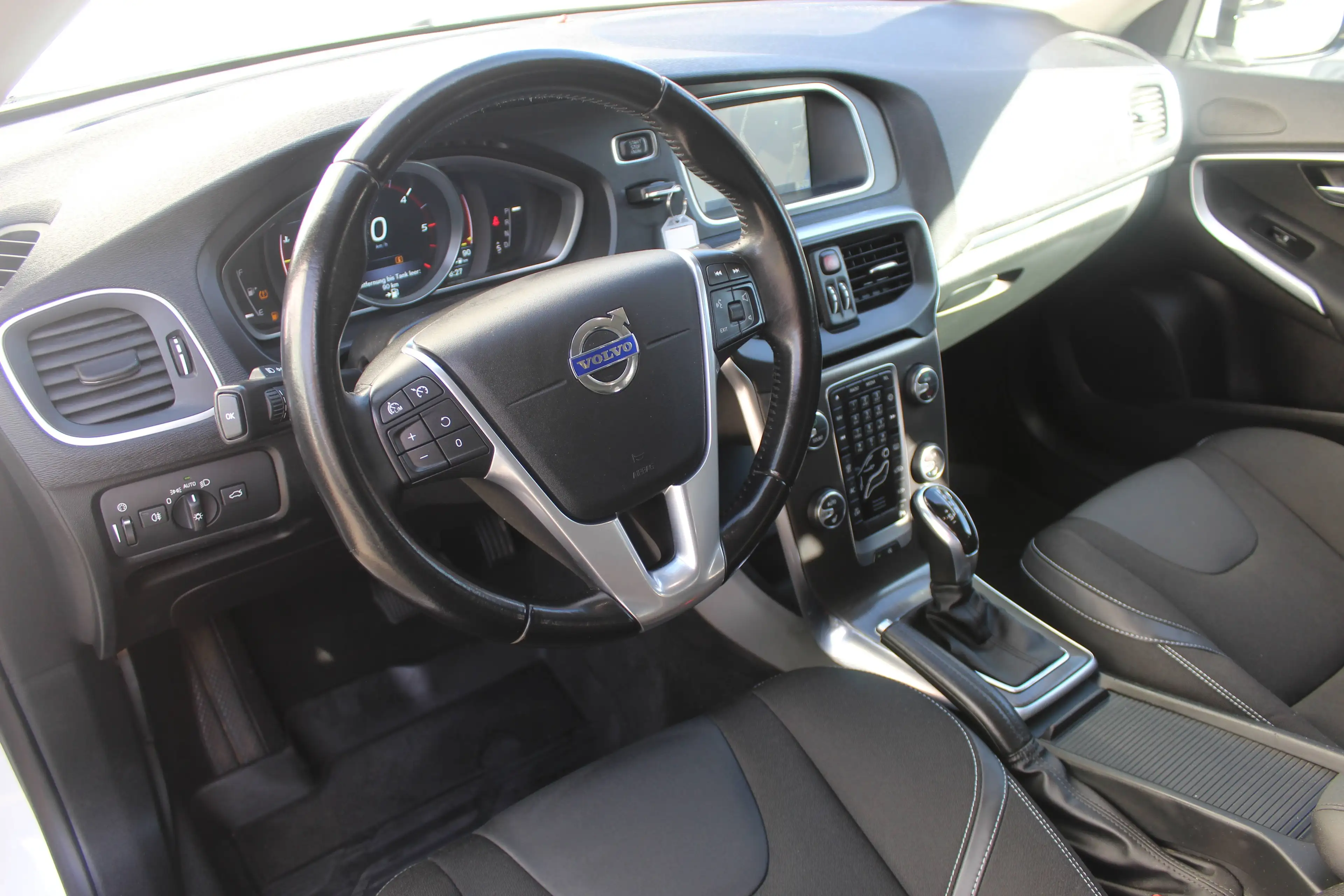 Volvo V40 Momentum — photo 13