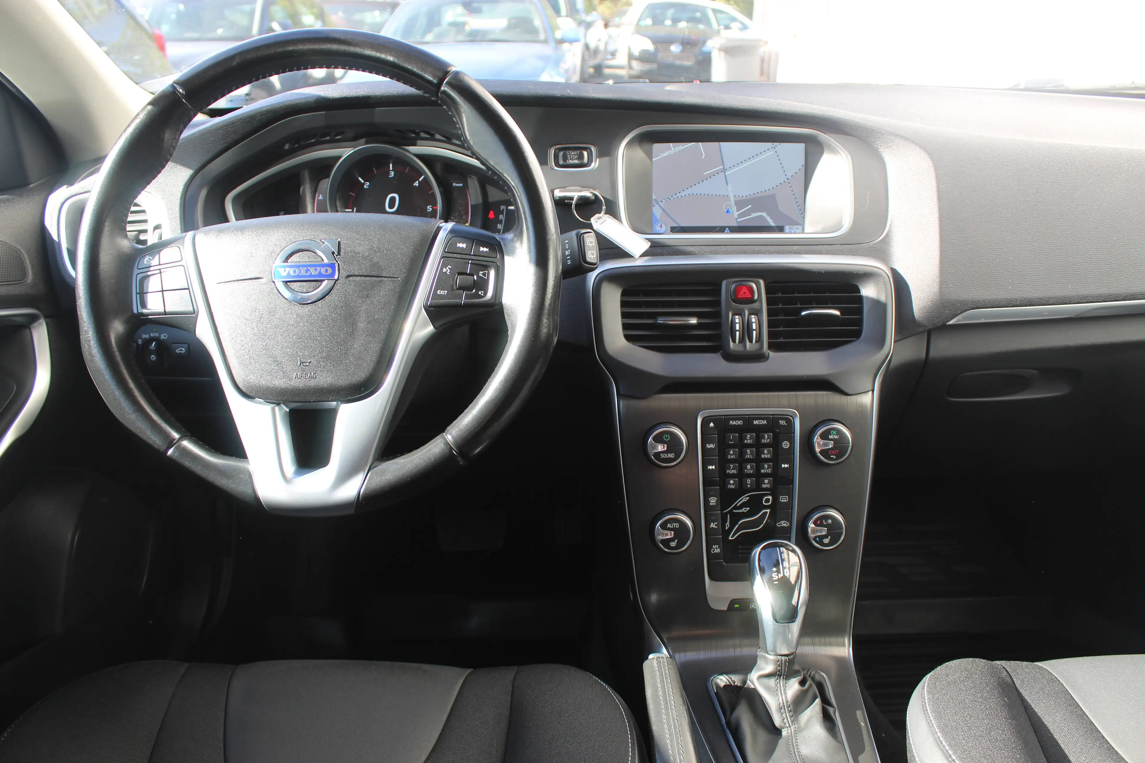 Volvo V40 Momentum — photo 8
