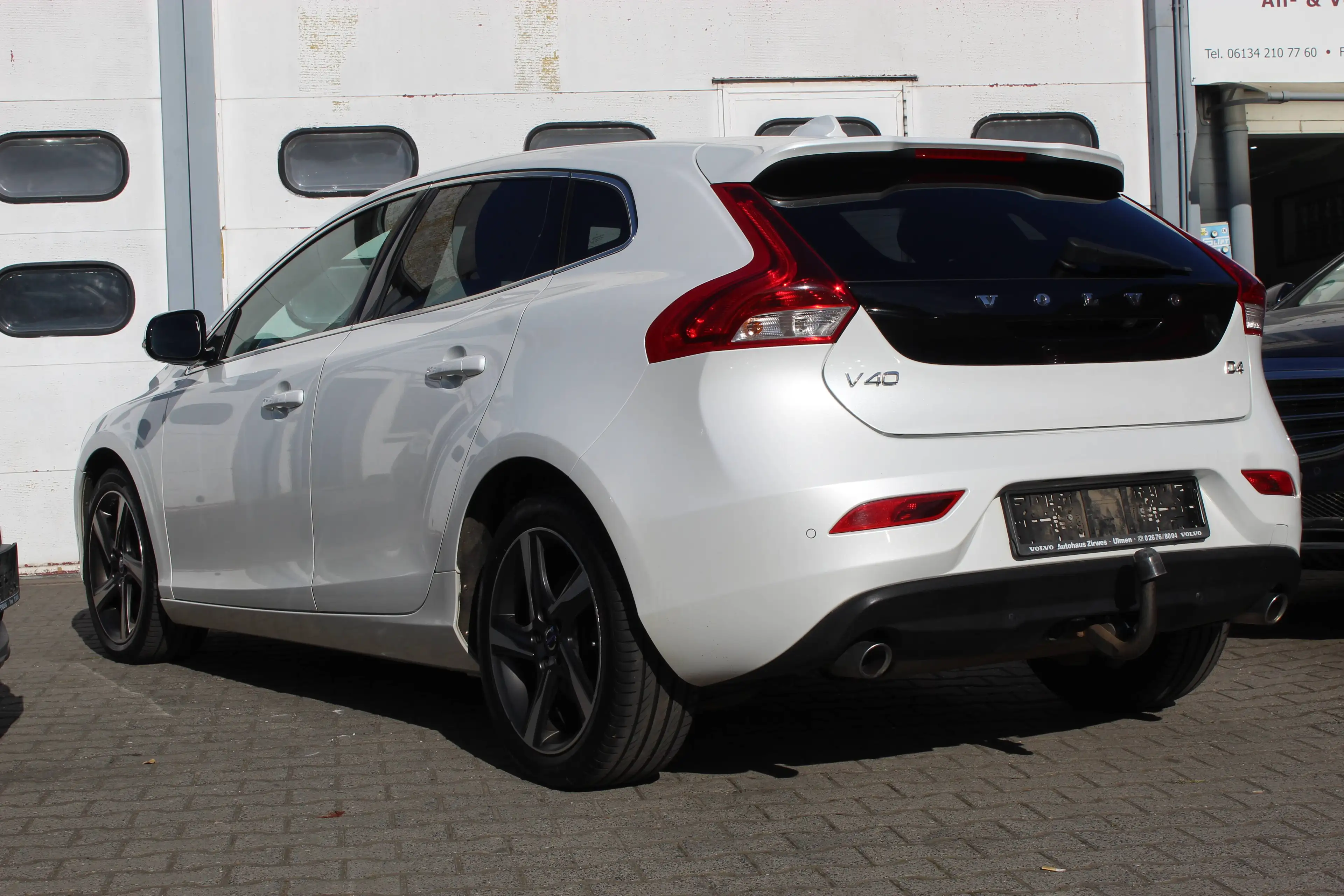 Volvo V40 Momentum — photo 11