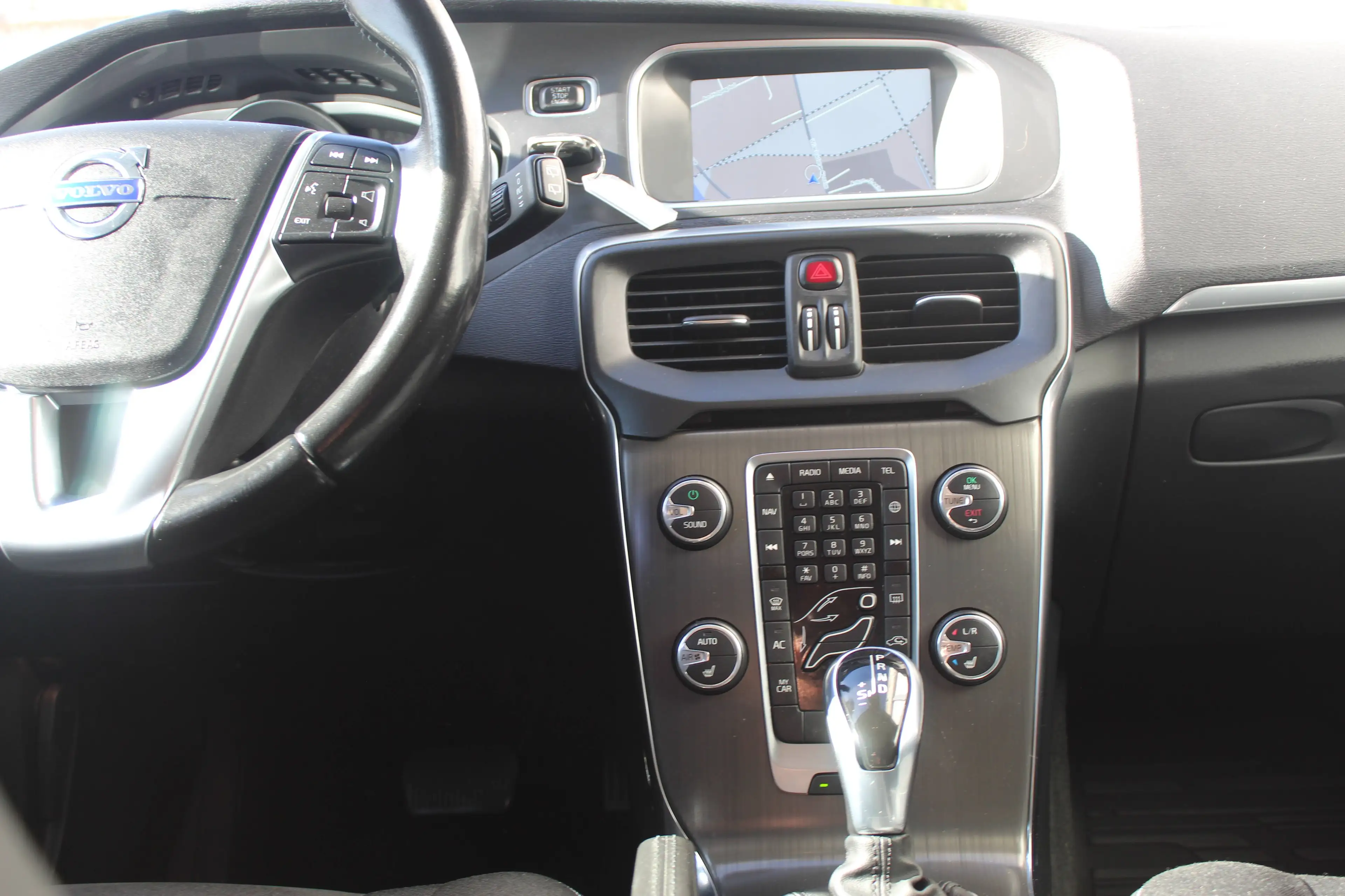Volvo V40 Momentum — photo 9