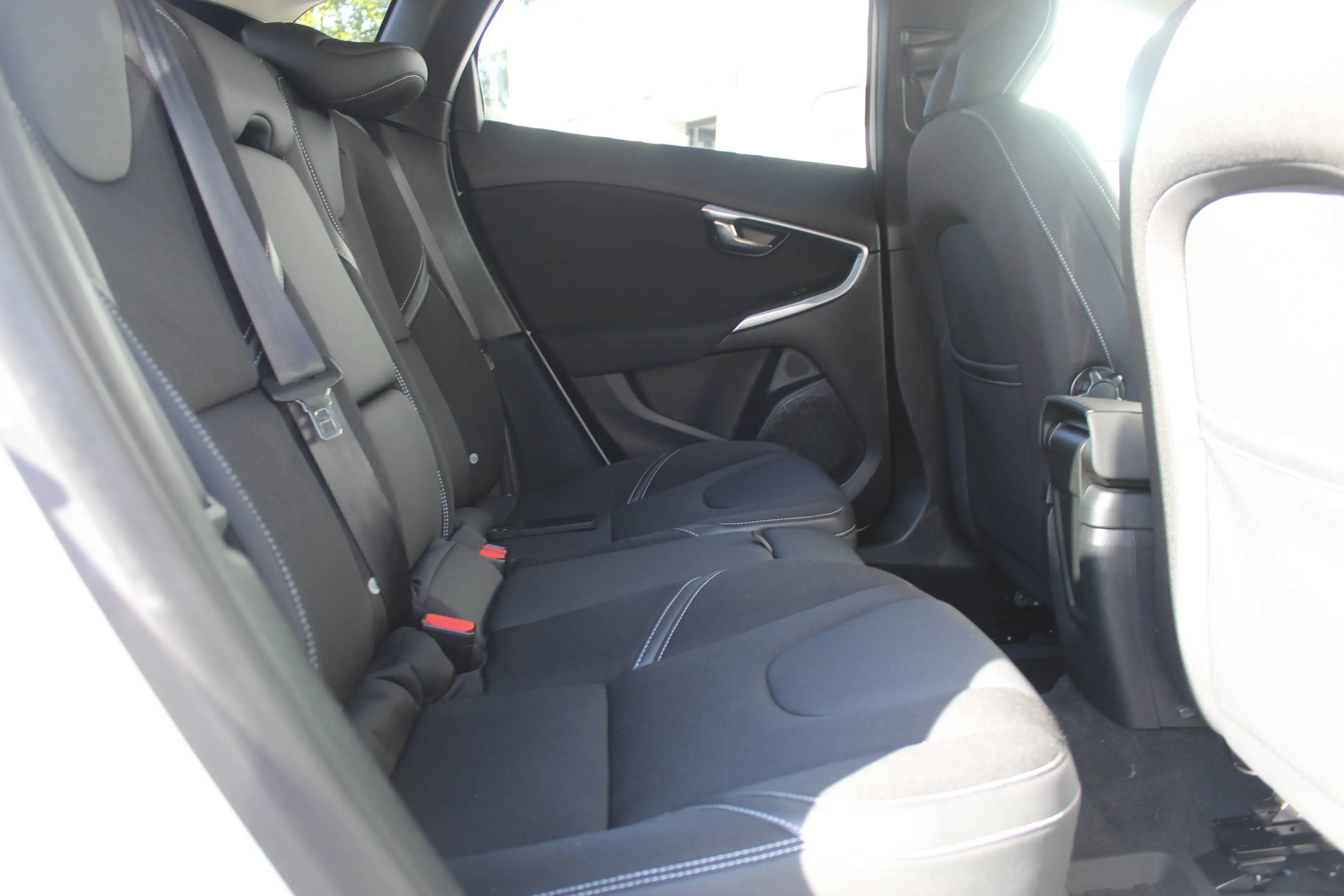 Volvo V40 Momentum — photo 14