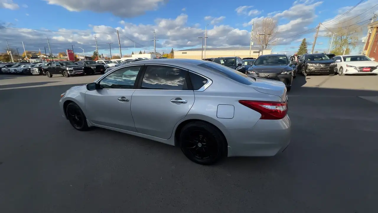 Nissan Altima снимка Nissan Altima