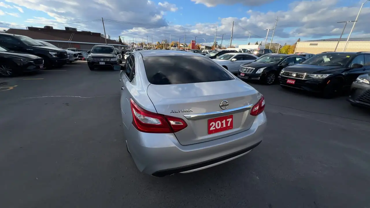 Nissan Altima снимка Nissan Altima