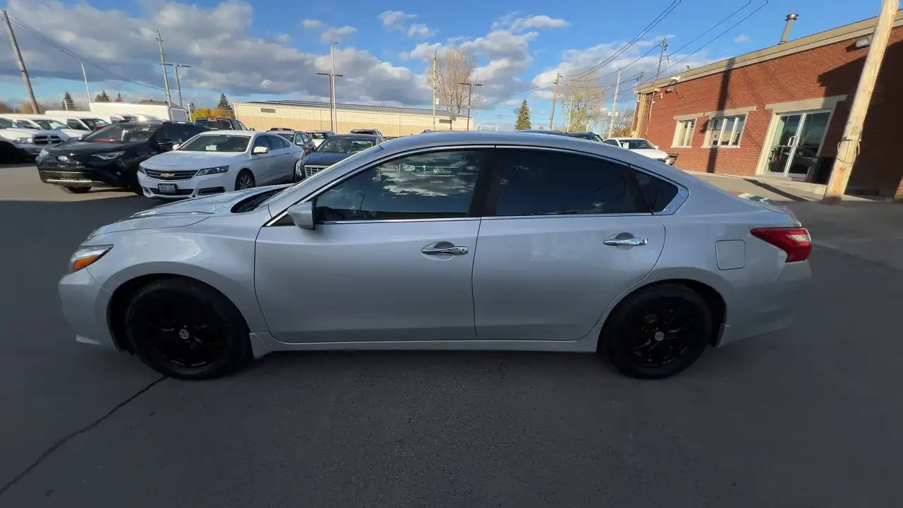 Nissan Altima снимка Nissan Altima