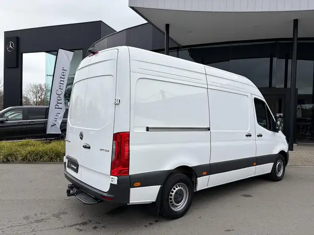 Mercedes-Benz Sprinter view 2