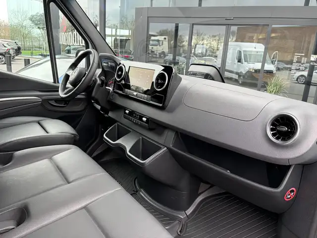 Mercedes-Benz Sprinter view 5