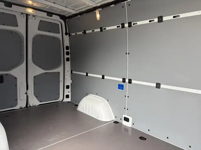 Mercedes-Benz Sprinter view 4