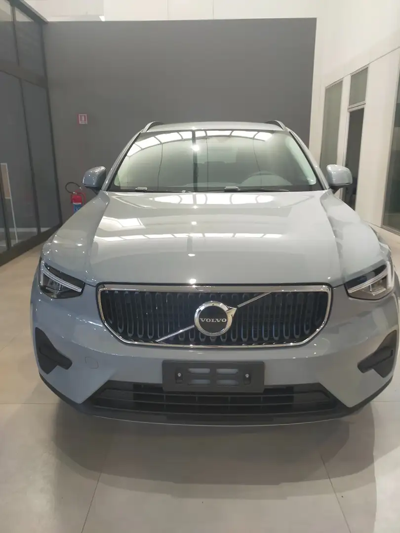 Volvo XC40 B3 ESSENTIAL Grau - 1