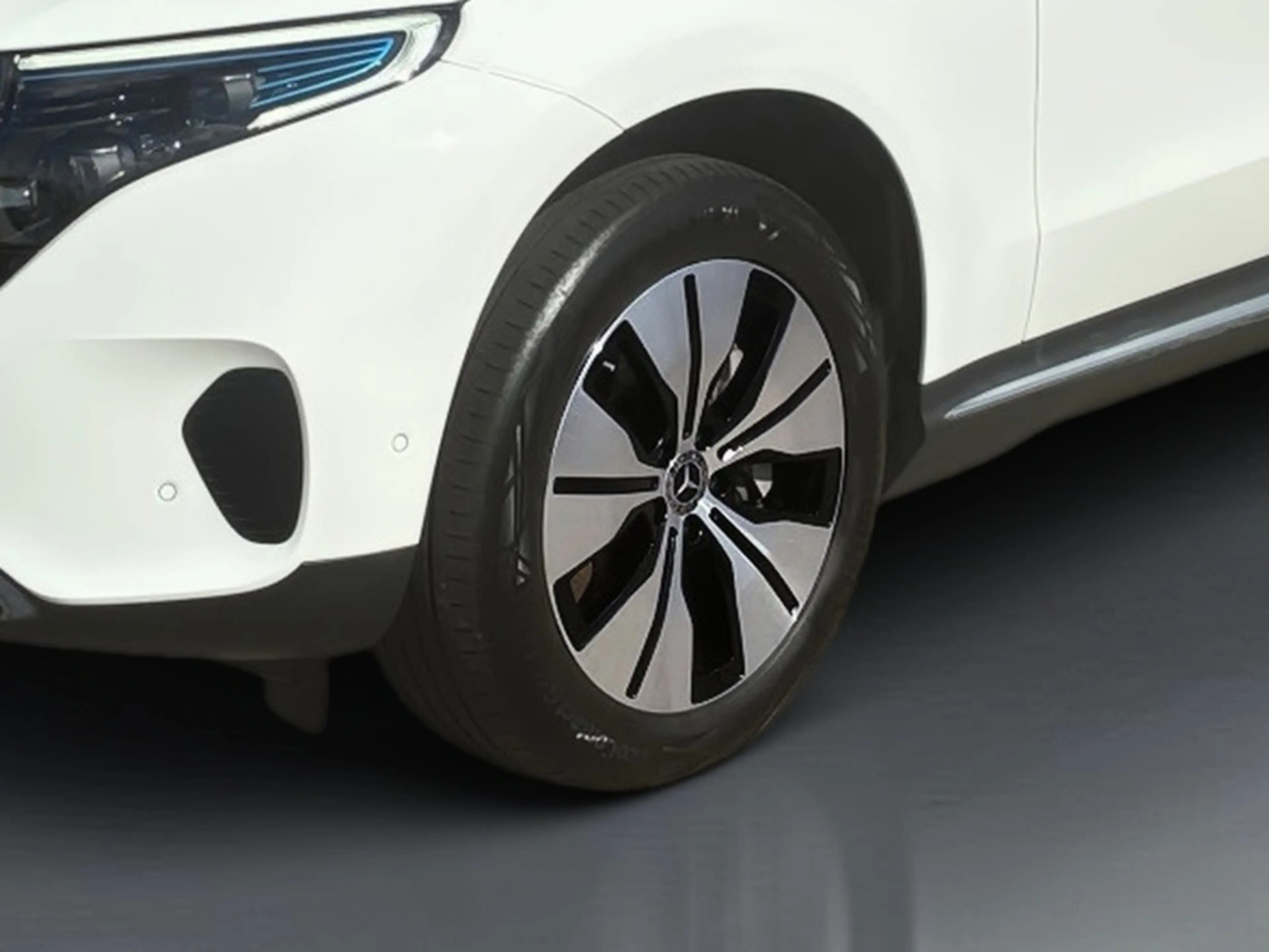 Mercedes-Benz EQC 400 4M AMBIENTE+HEAD-UP+KAMERA+MBEAM+CARPLAY — photo 4