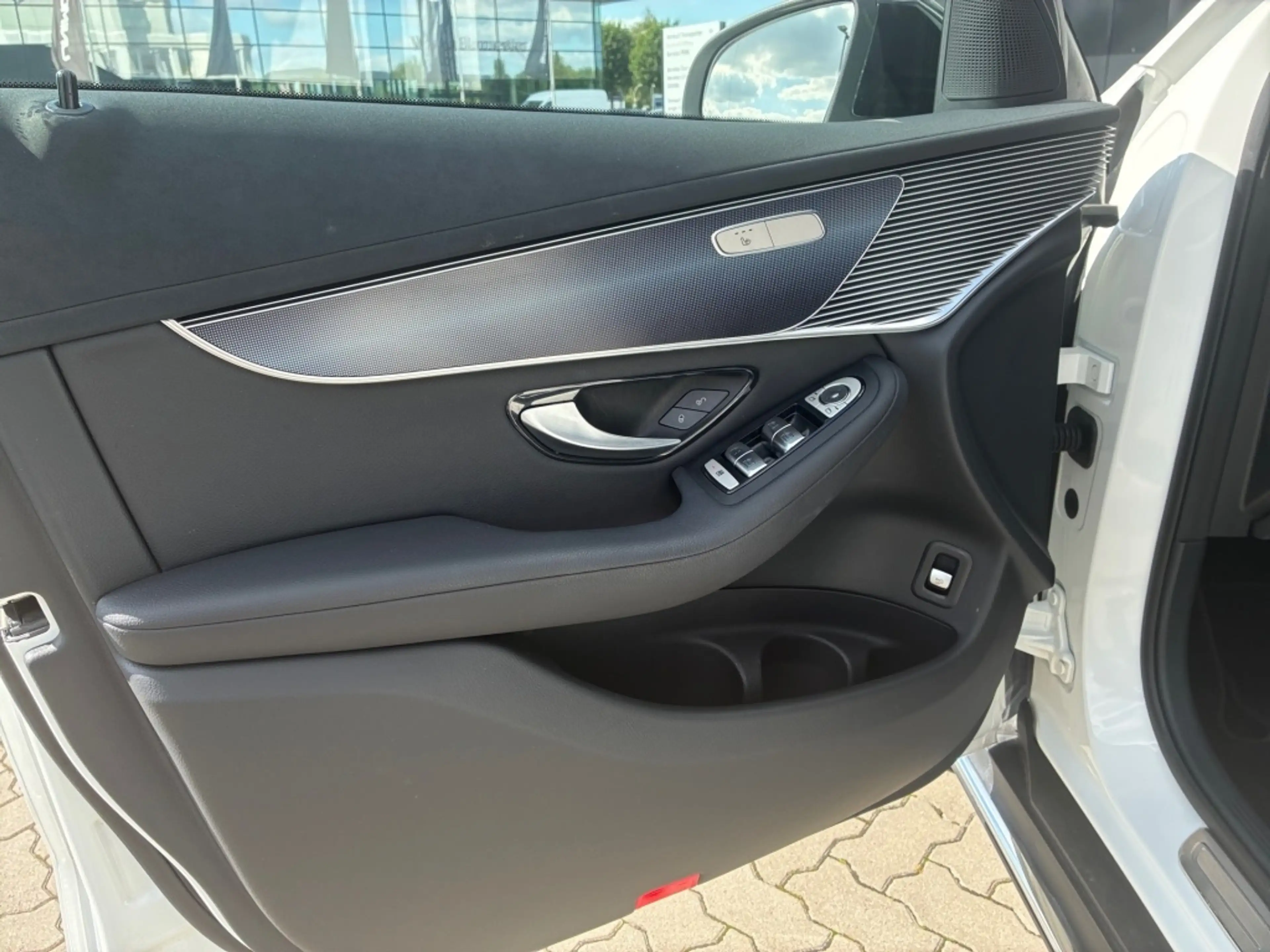 Mercedes-Benz EQC 400 4M AMBIENTE+HEAD-UP+KAMERA+MBEAM+CARPLAY — photo 6