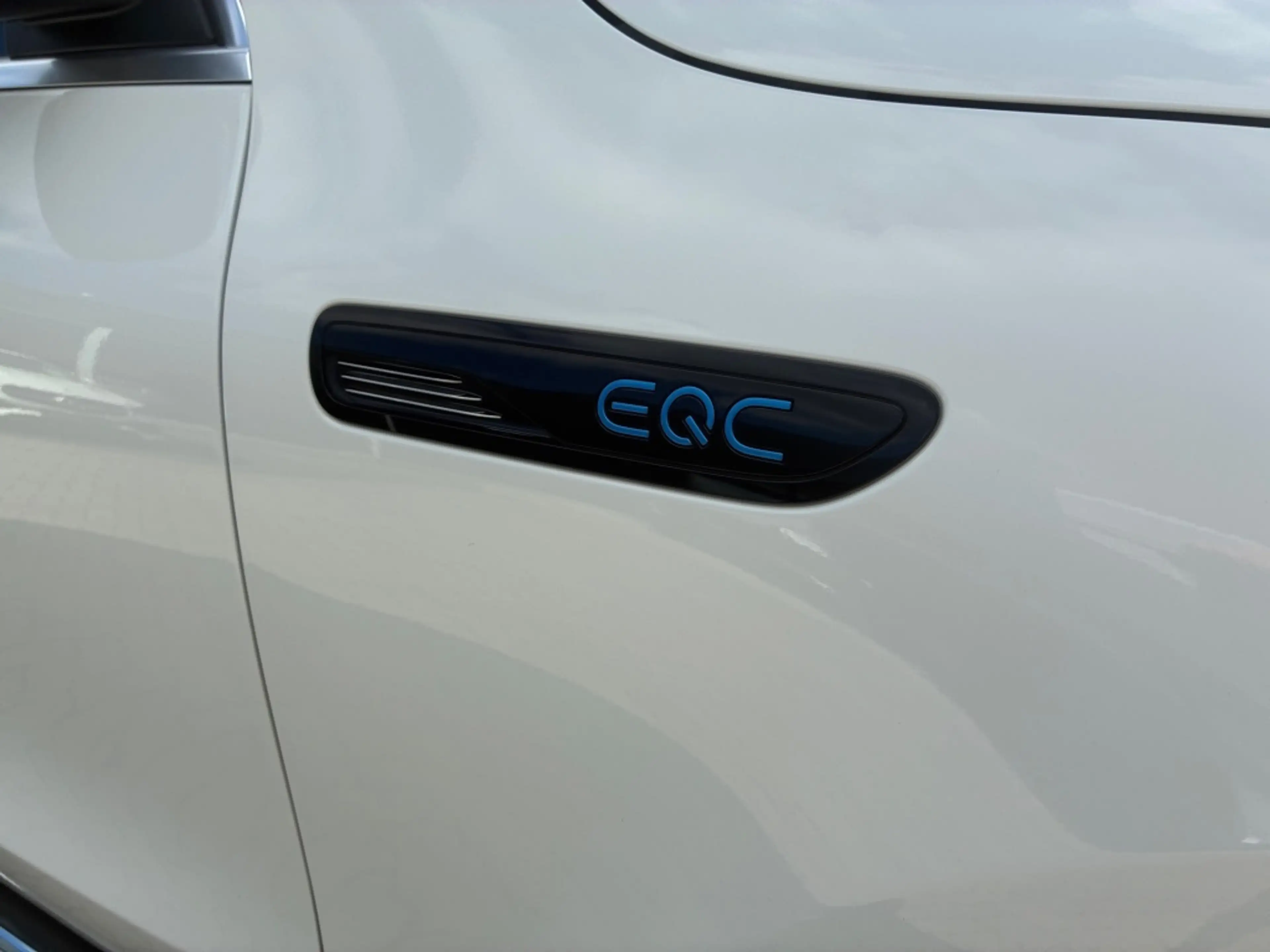 Mercedes-Benz EQC 400 4M AMBIENTE+HEAD-UP+KAMERA+MBEAM+CARPLAY — photo 21