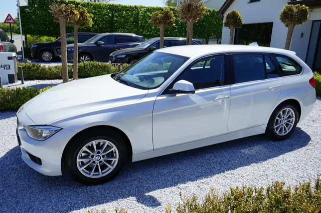 BMW 320 Touring 320iA / Automaat / 184 PK / Navi / *** Parelmoer Mineralweiss Metallic ***
