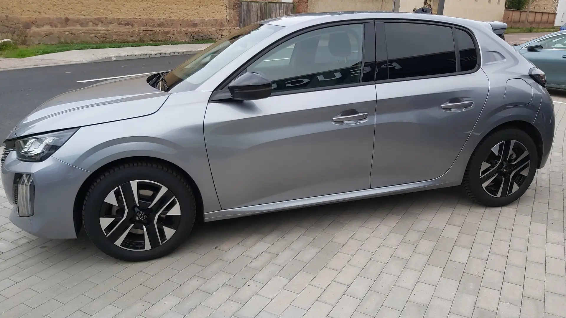 Peugeot 208 Allure-Automatik-Start&Stop-Full LED-nur 29000 km! Grau - 2