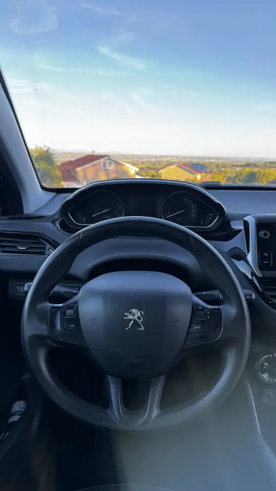 Peugeot 208 208 — photo 9