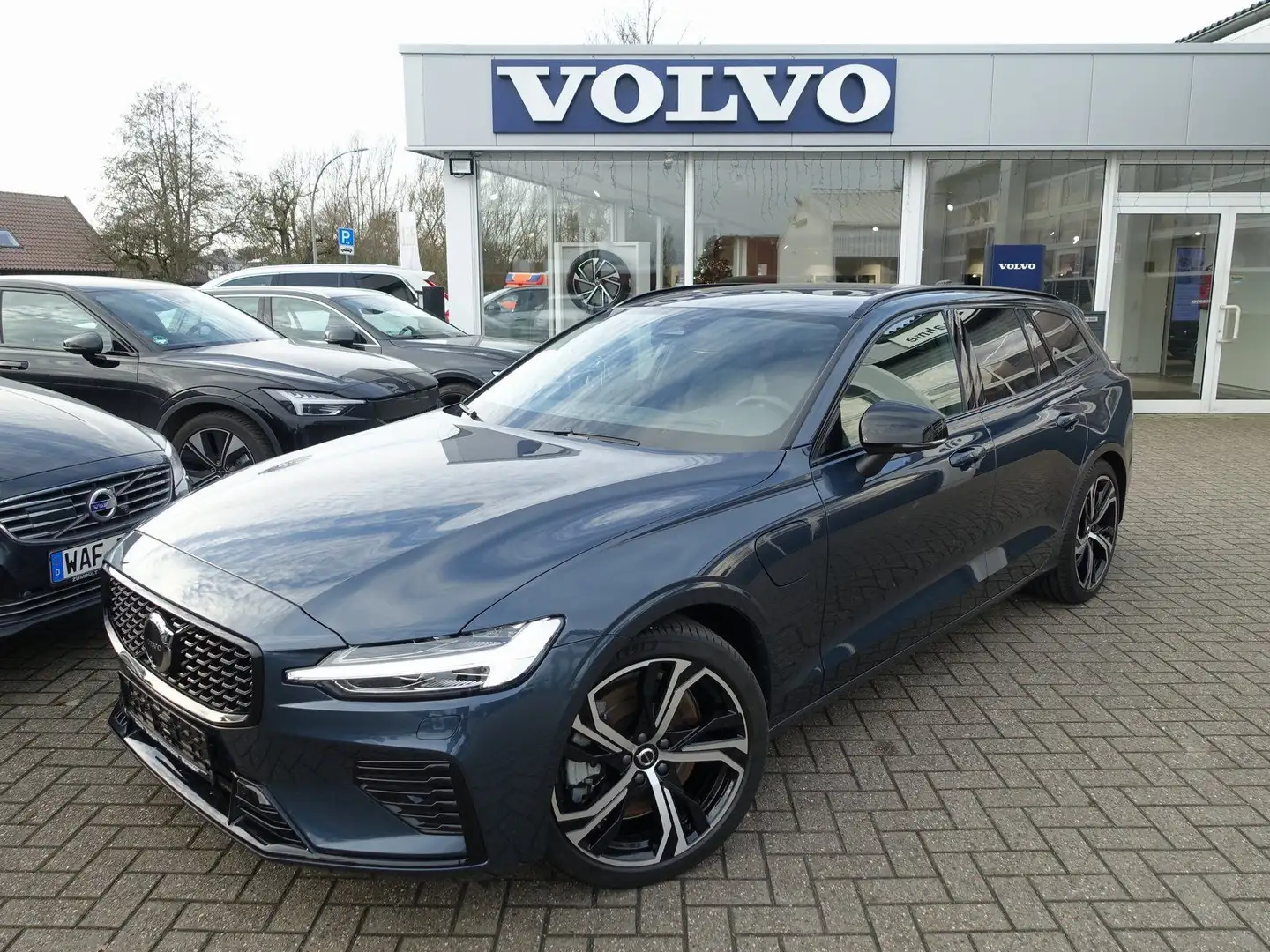 Volvo V60 Ultra T8 AWD Plug-in/360°Cam/B&W/Massage Blau - 1