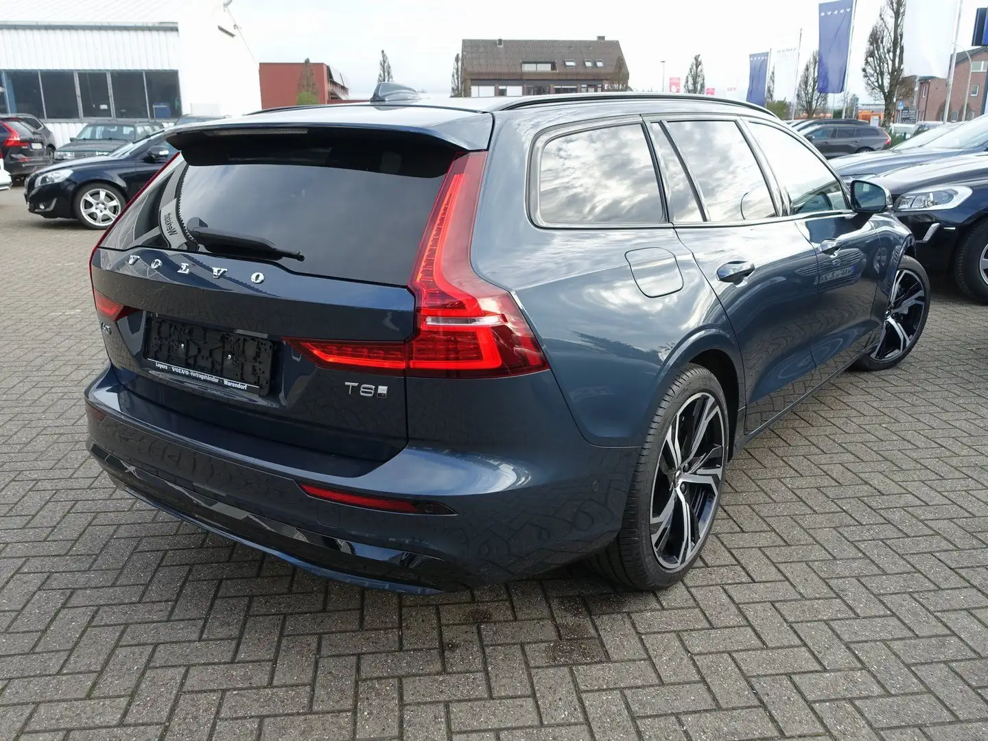 Volvo V60 Ultra T8 AWD Plug-in/360°Cam/B&W/Massage Blau - 2
