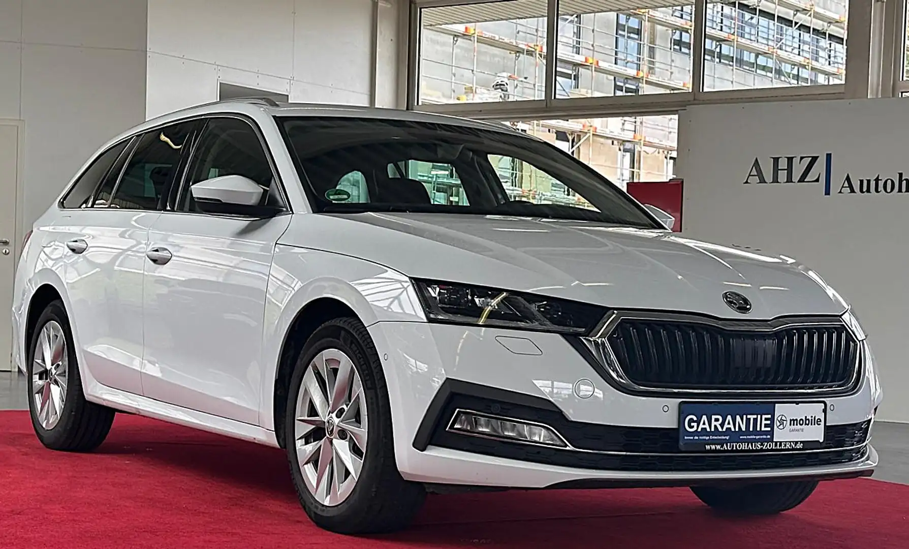 Skoda Octavia 2,0 TDI DSG STANDHZ HUD ACC AHK PANO RFK Weiß - 1
