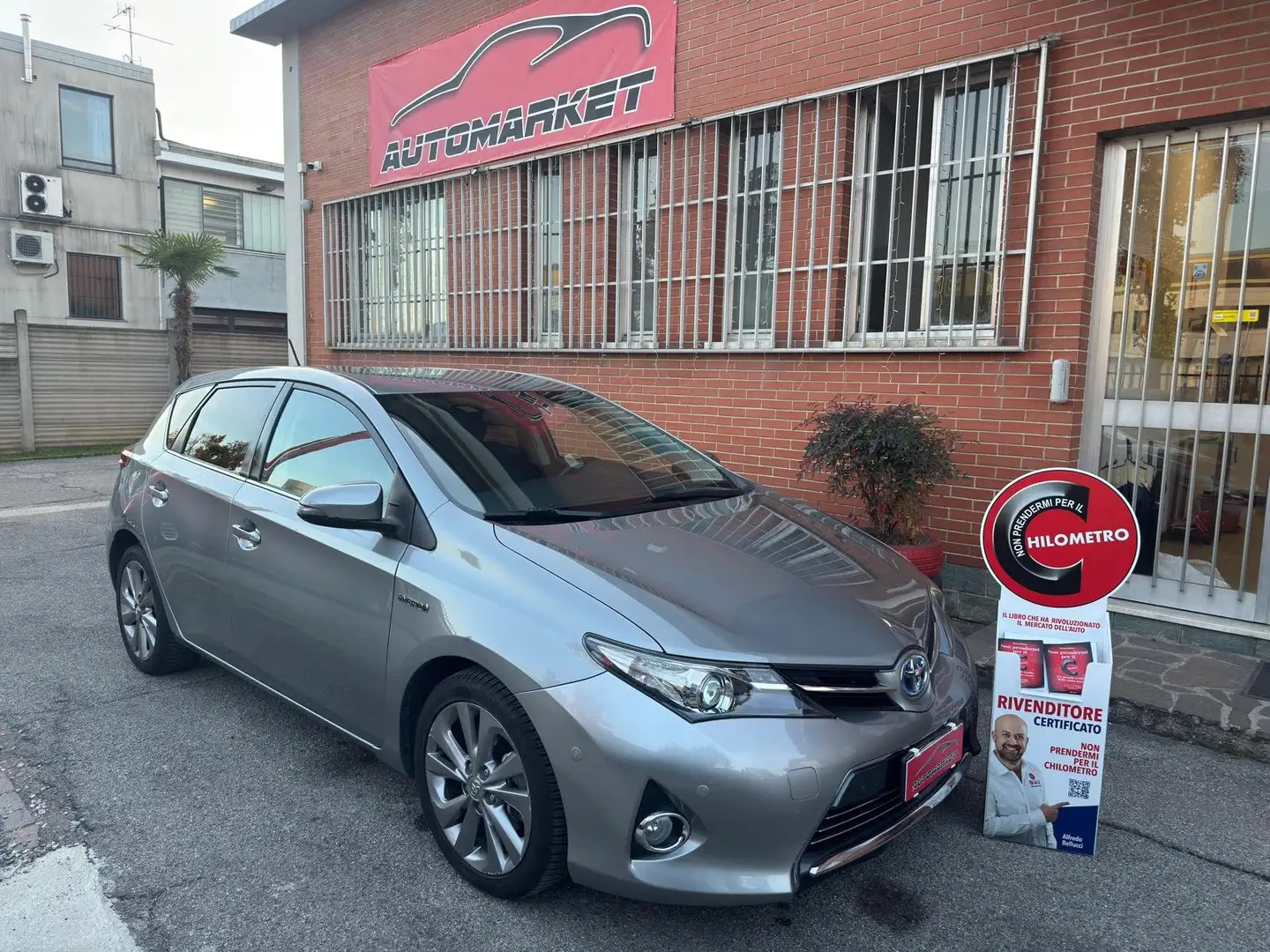 Toyota Auris 5p 1.8h Lounge Gris - 1