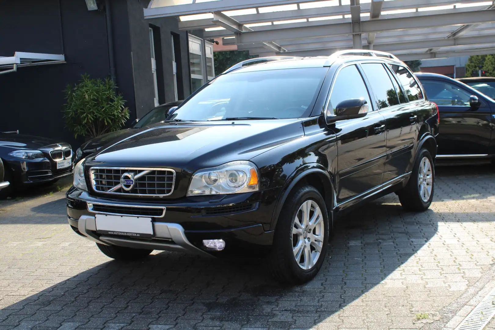 Volvo XC90 D5 Momentum Geartronic*7SITZER*NAVI*XENON* Schwarz - 1