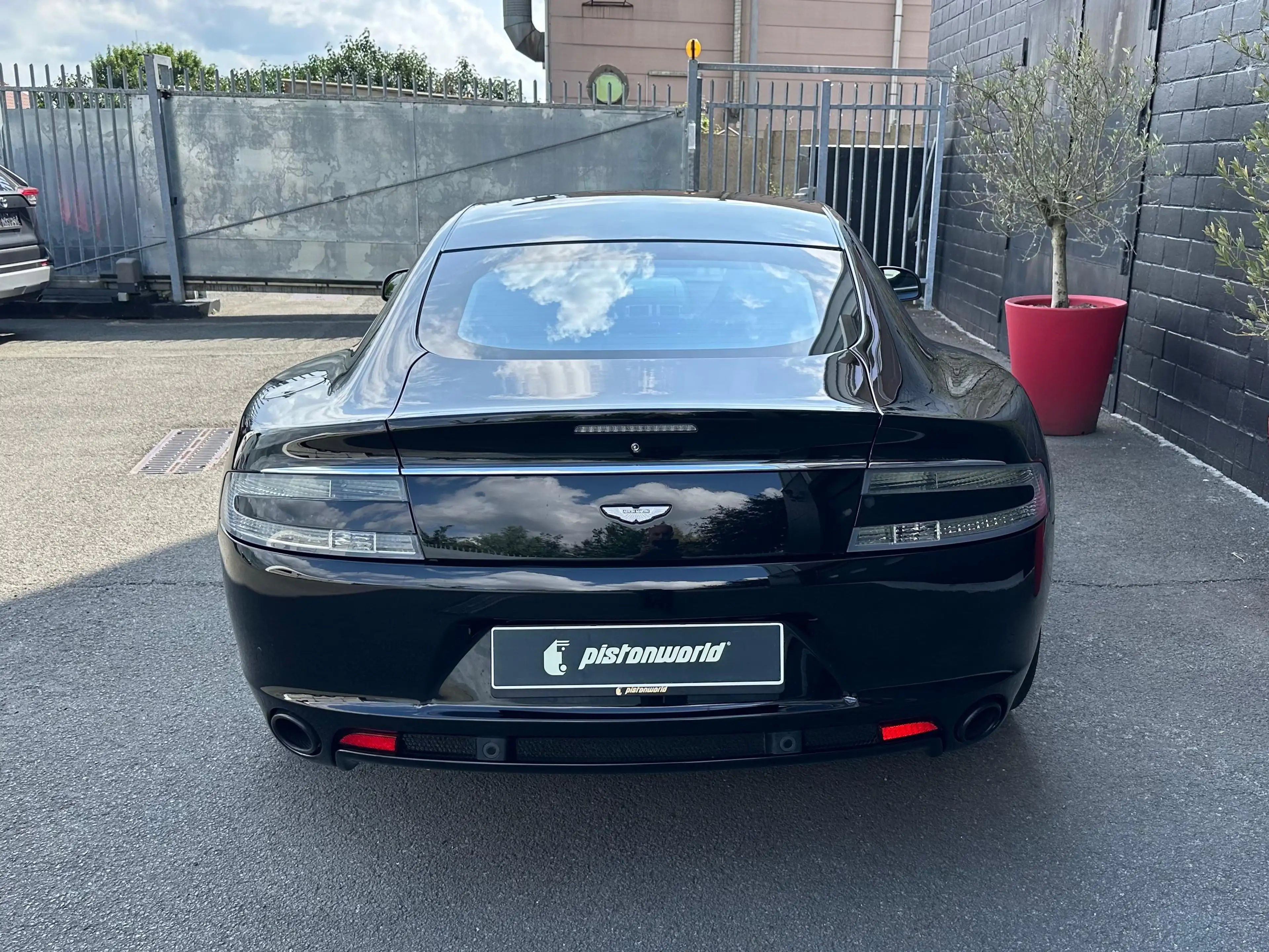 Aston Martin Rapide — photo 7