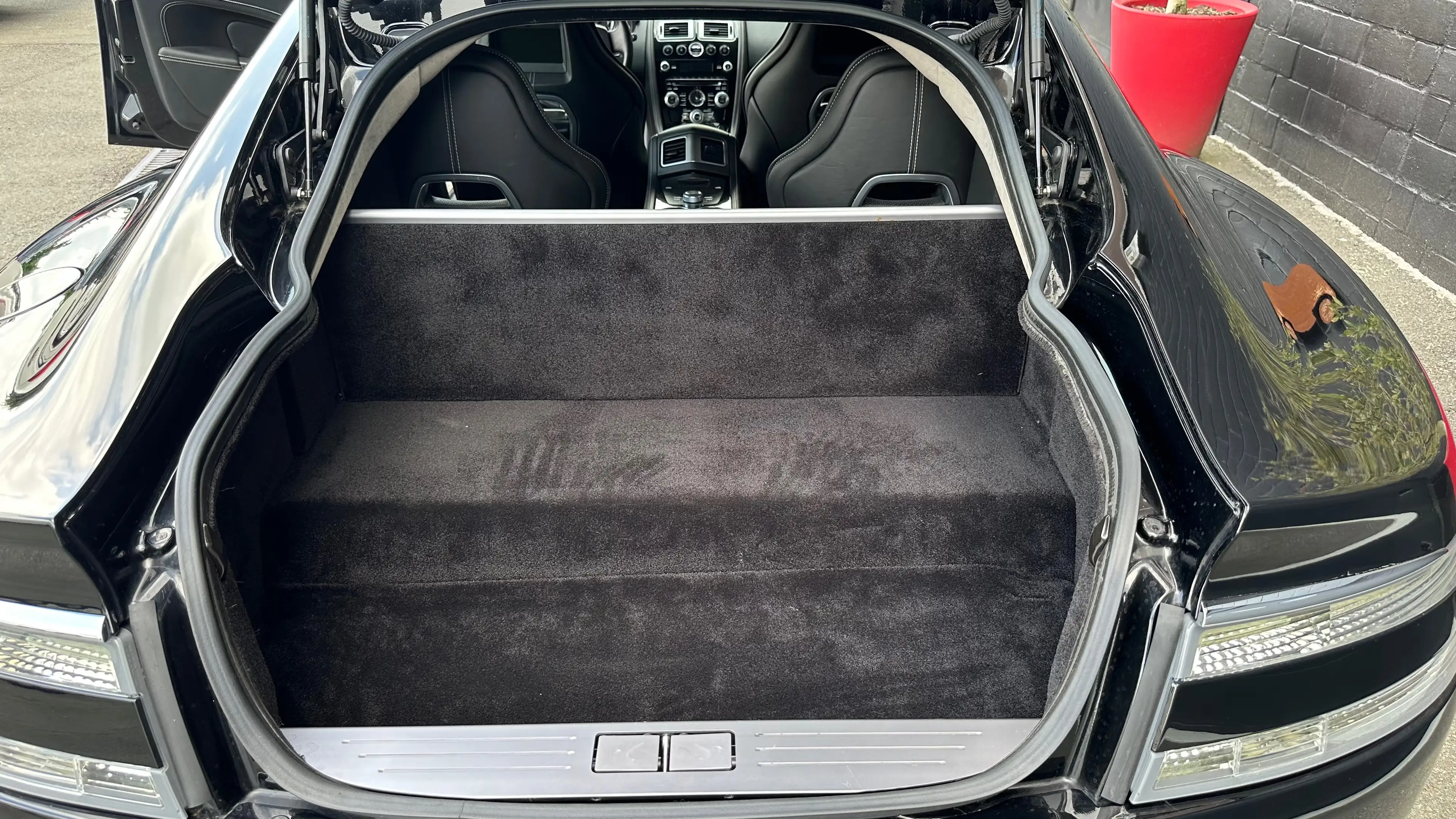 Aston Martin Rapide — photo 13