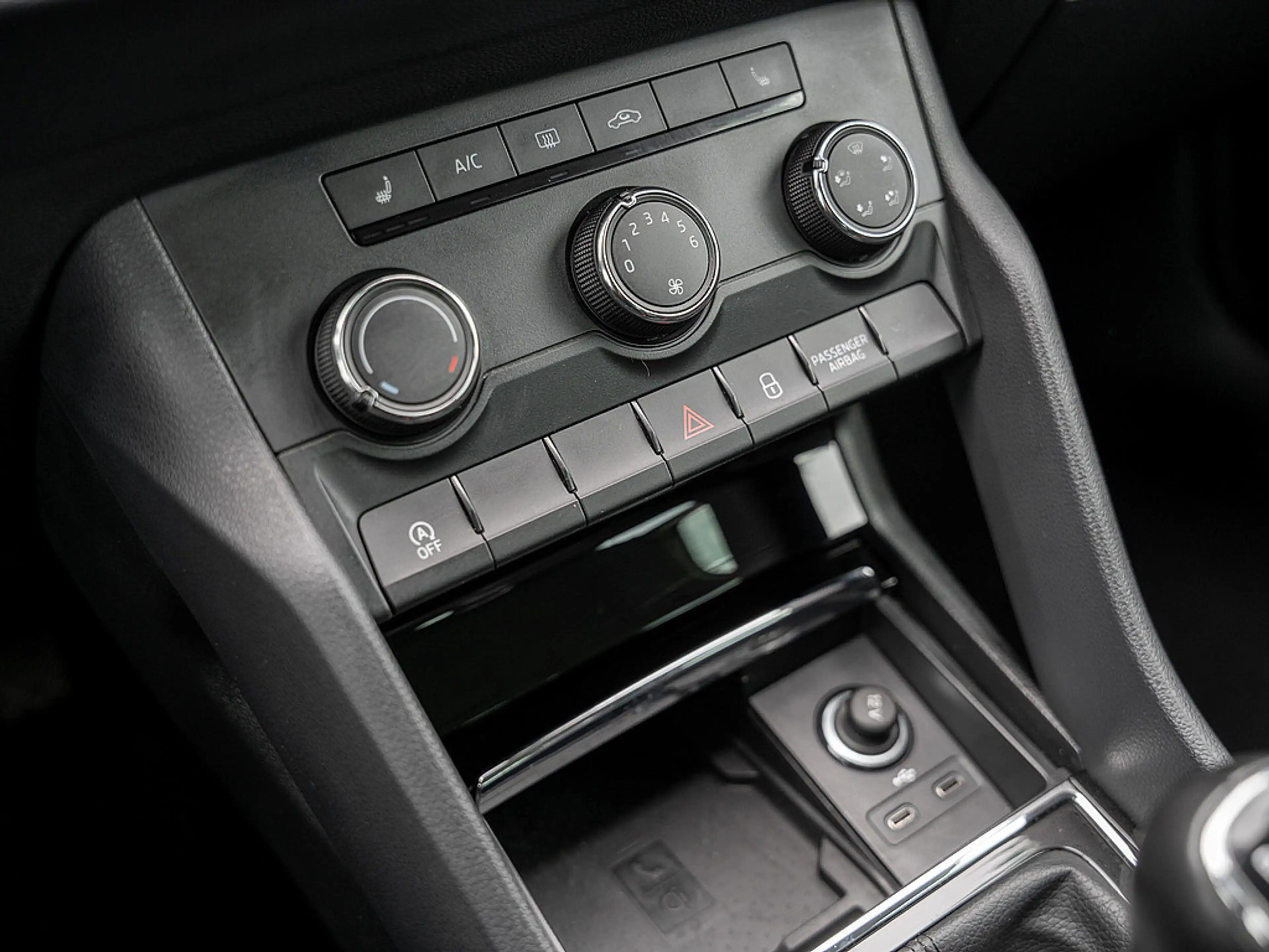 Skoda Karoq 1.5 TSI ACT Ambition AHK KLIMA SHZ PDC — photo 8