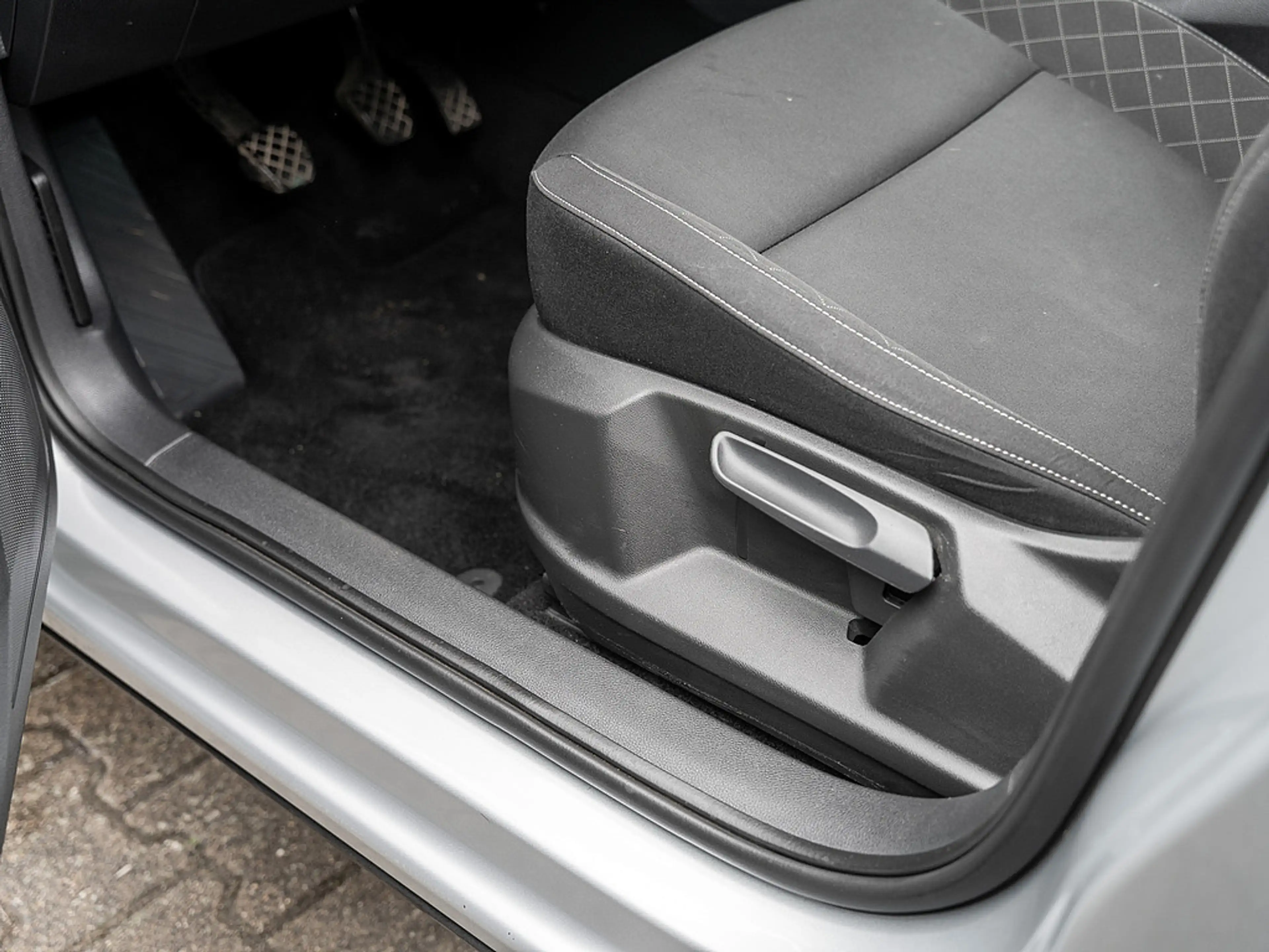 Skoda Karoq 1.5 TSI ACT Ambition AHK KLIMA SHZ PDC — photo 14