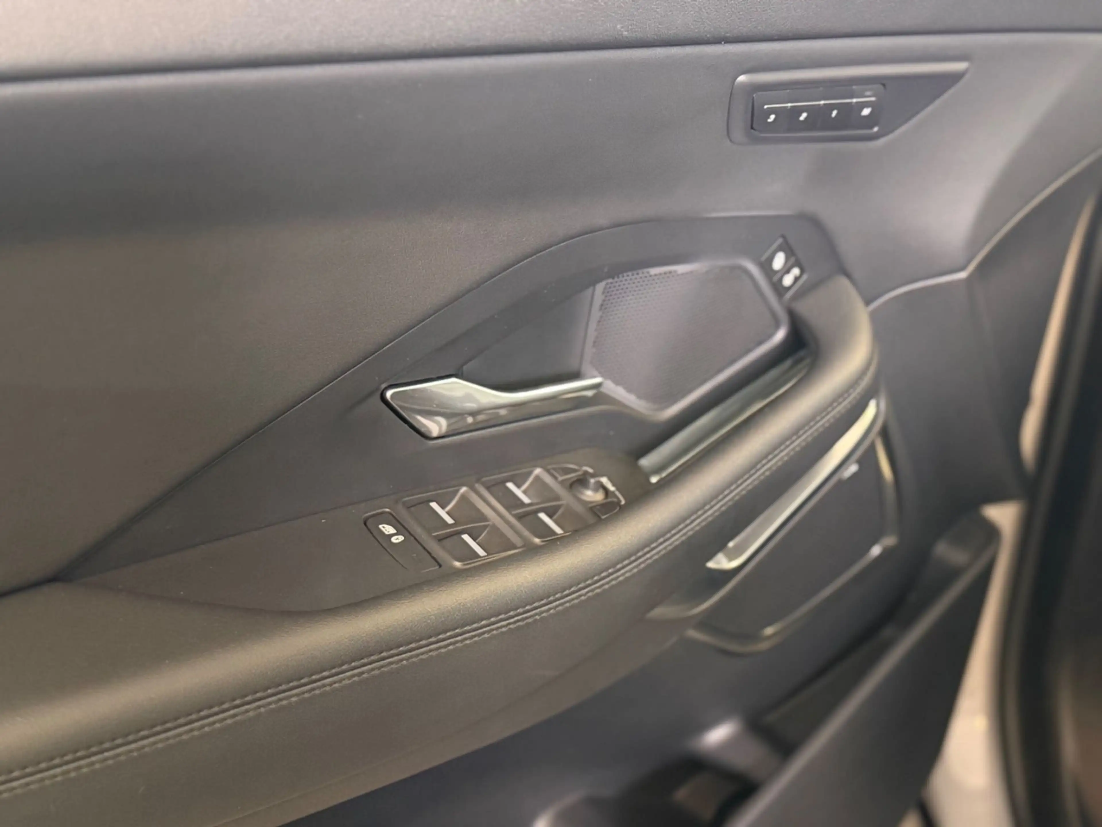 Jaguar E-Pace E-PACE AWD Superzustand ! — photo 26