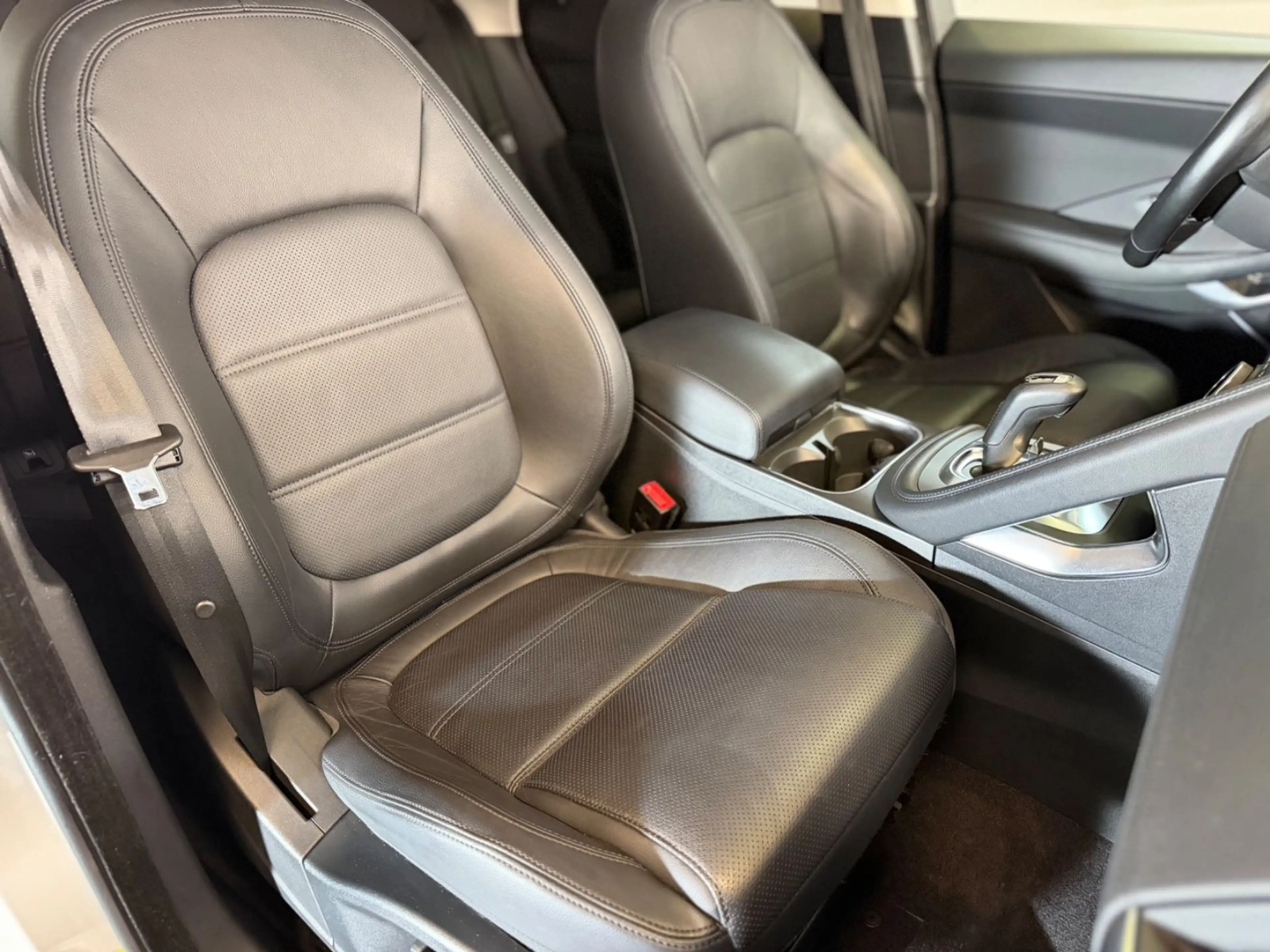 Jaguar E-Pace E-PACE AWD Superzustand ! — photo 36