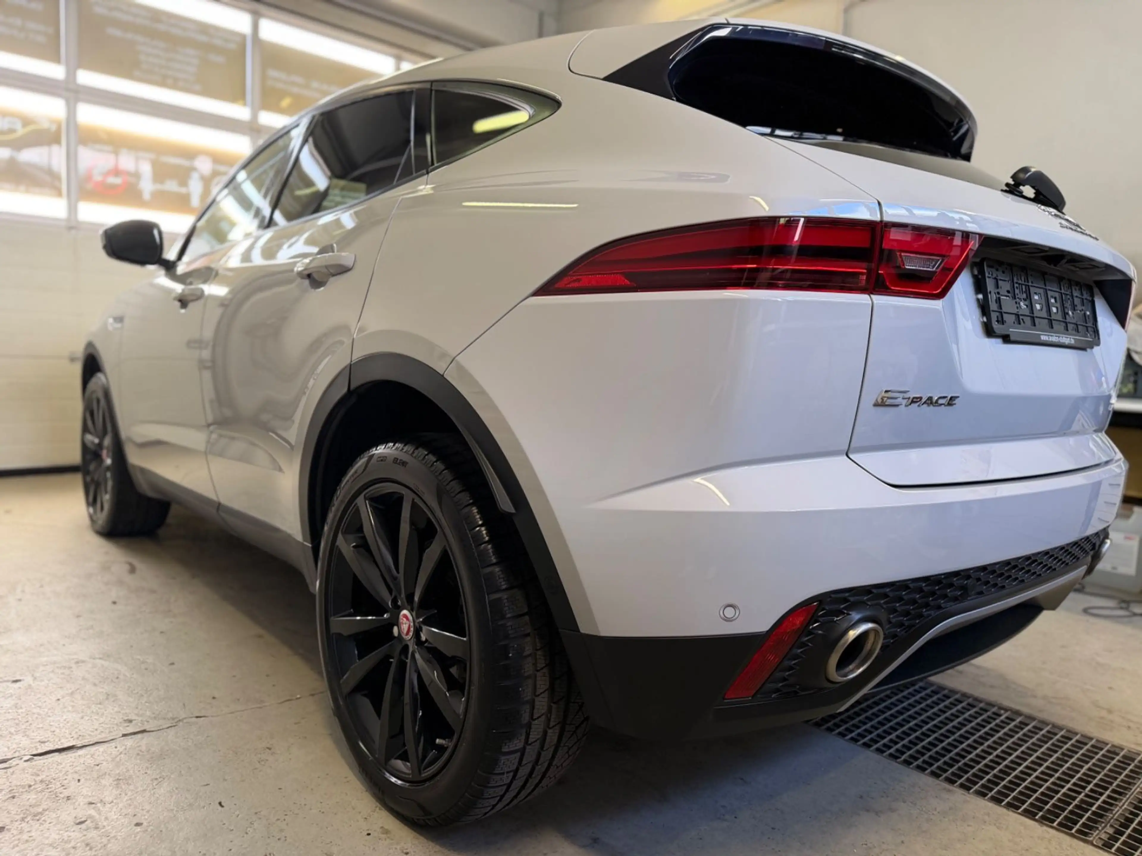 Jaguar E-Pace E-PACE AWD Superzustand ! — photo 32