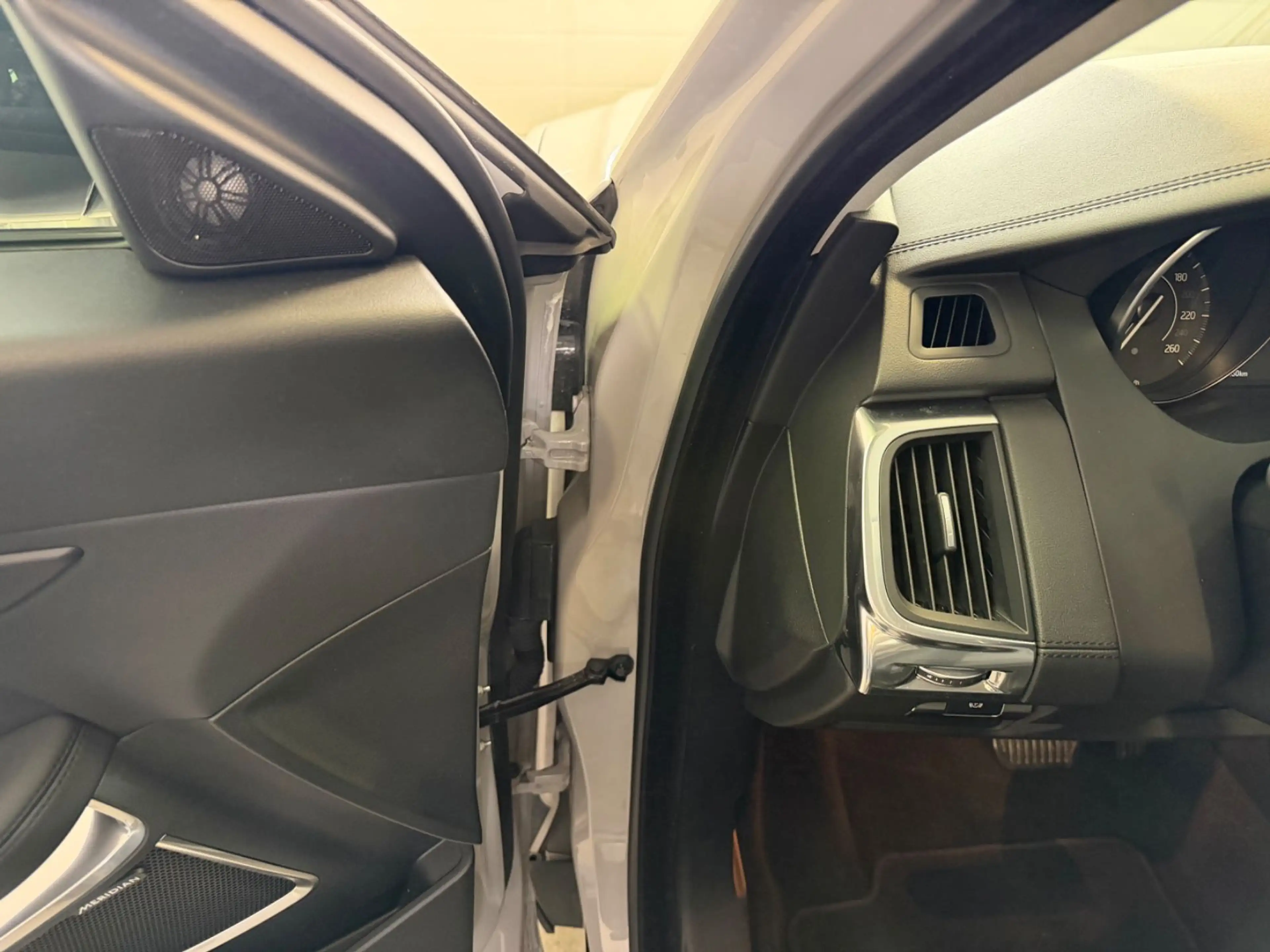 Jaguar E-Pace E-PACE AWD Superzustand ! — photo 24