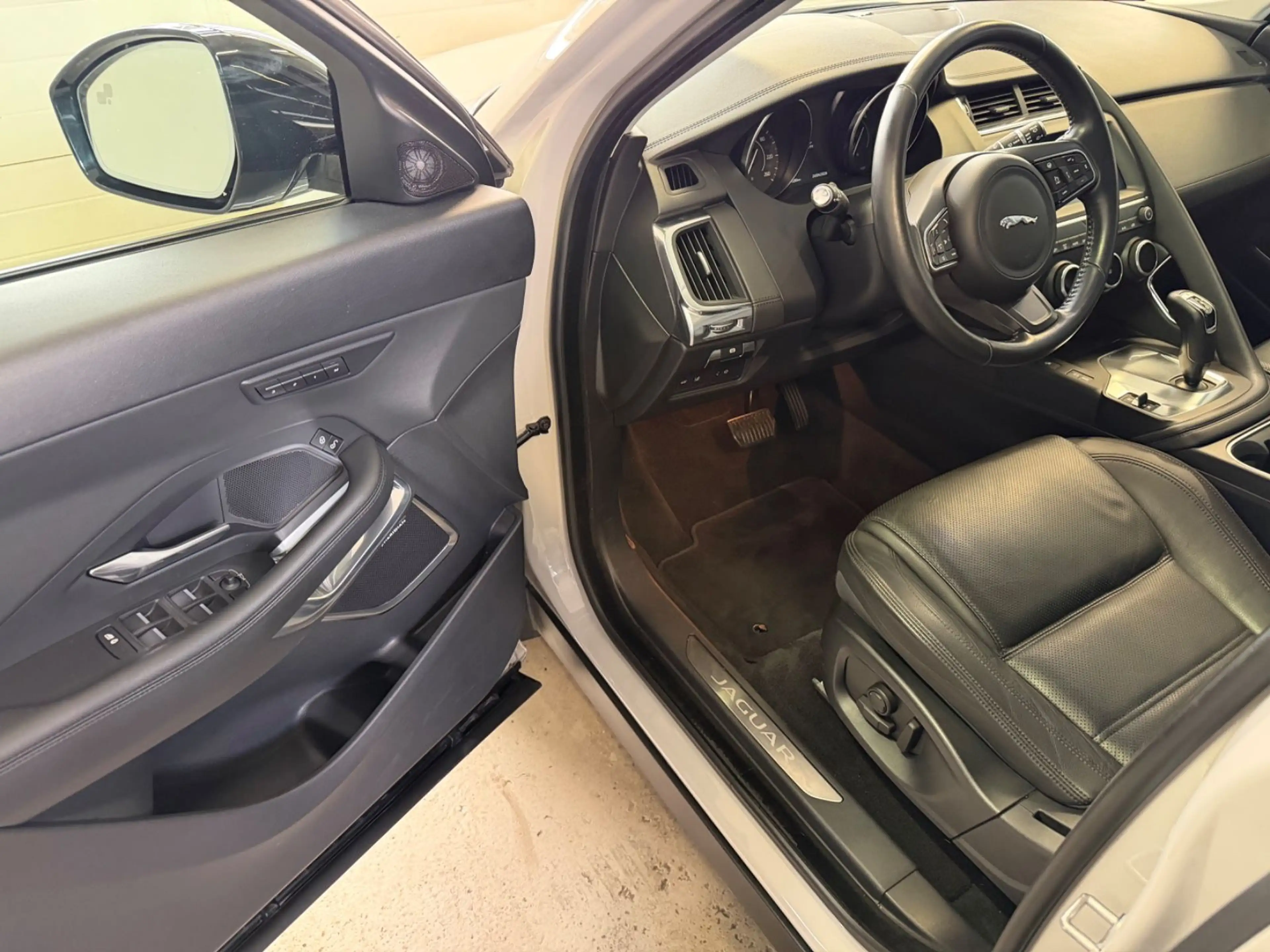 Jaguar E-Pace E-PACE AWD Superzustand ! — photo 5