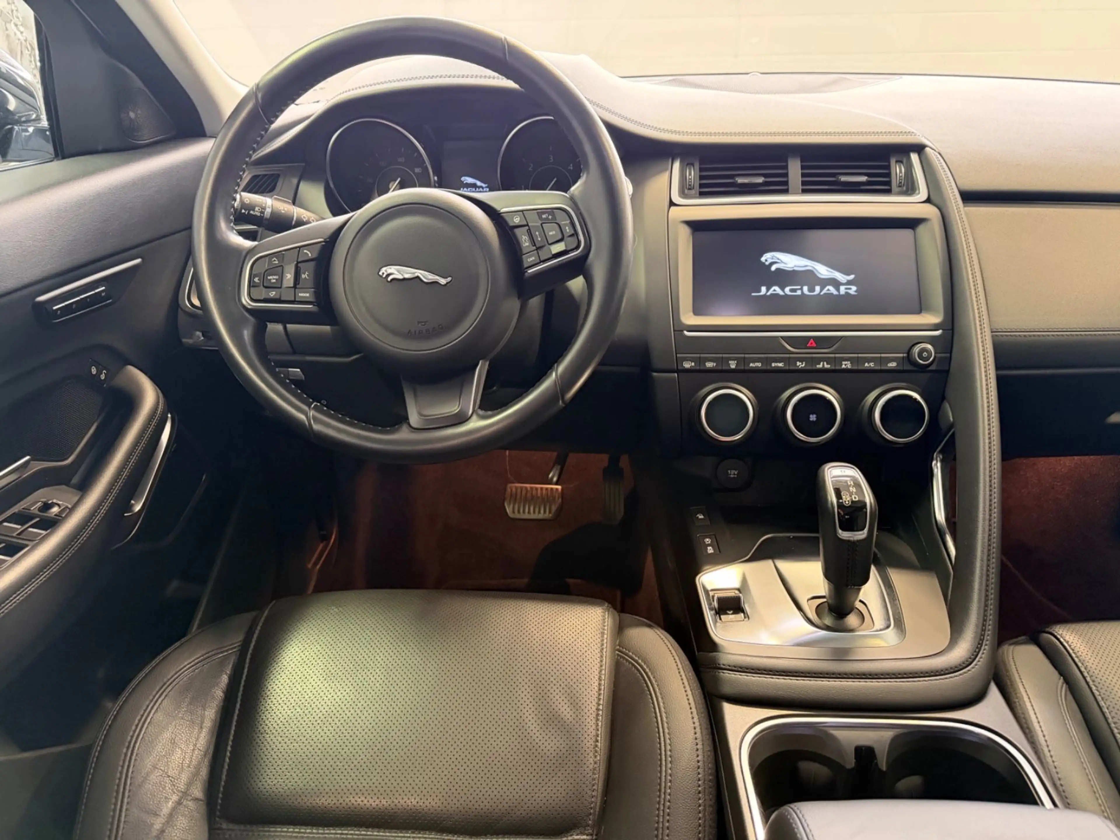 Jaguar E-Pace E-PACE AWD Superzustand ! — photo 21