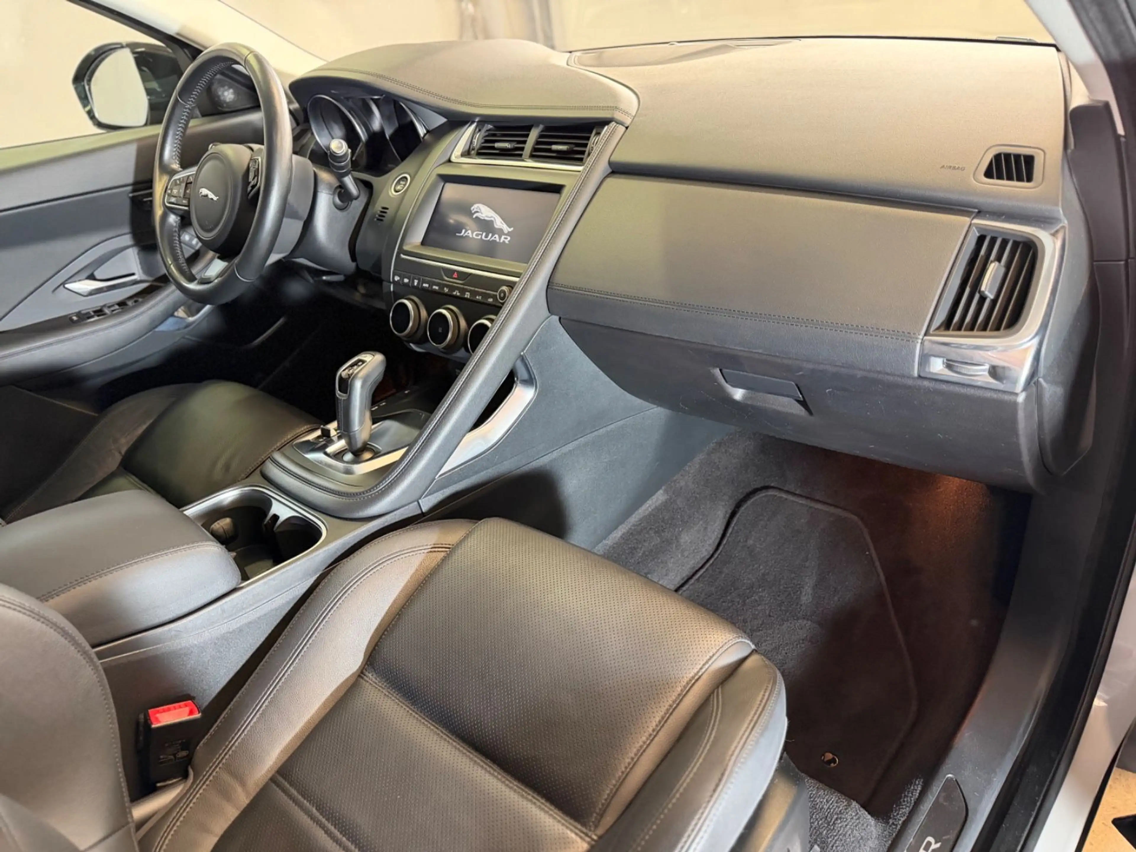 Jaguar E-Pace E-PACE AWD Superzustand ! — photo 28