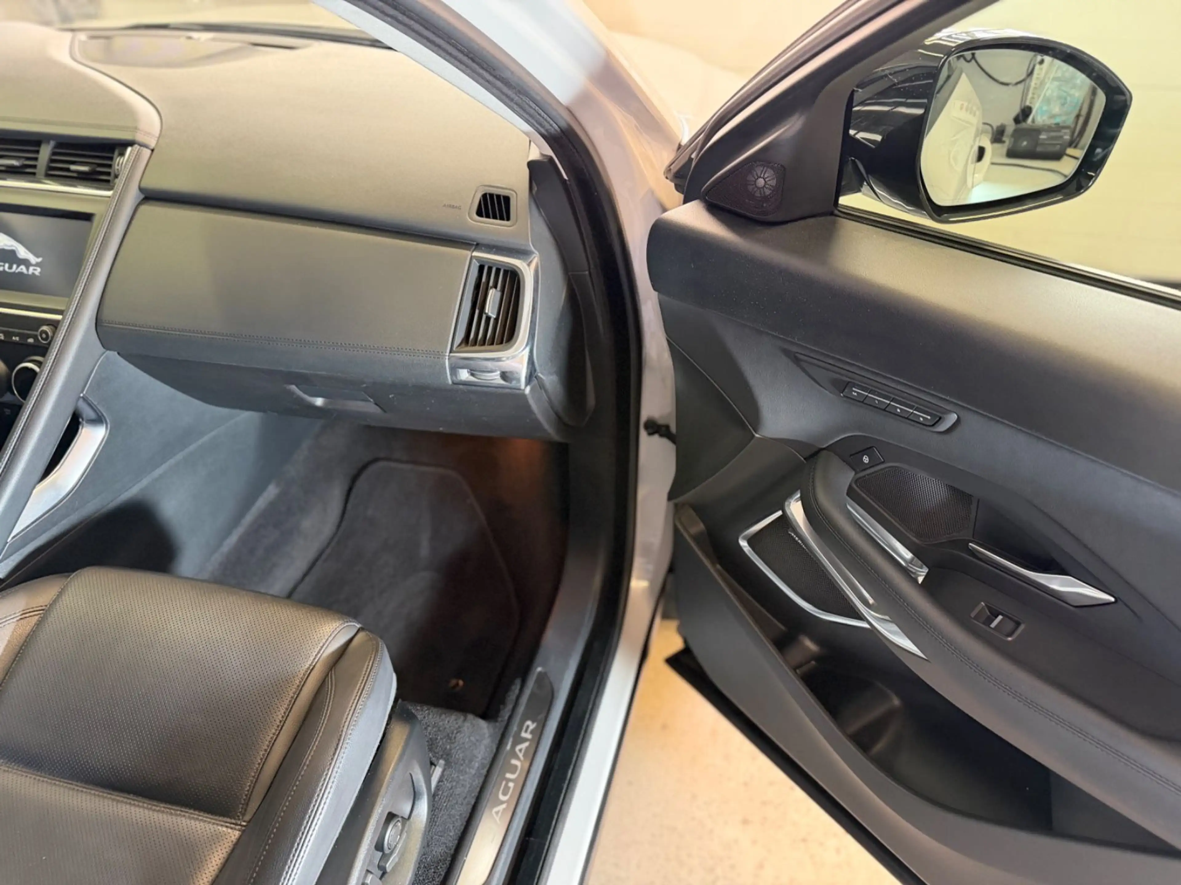 Jaguar E-Pace E-PACE AWD Superzustand ! — photo 37