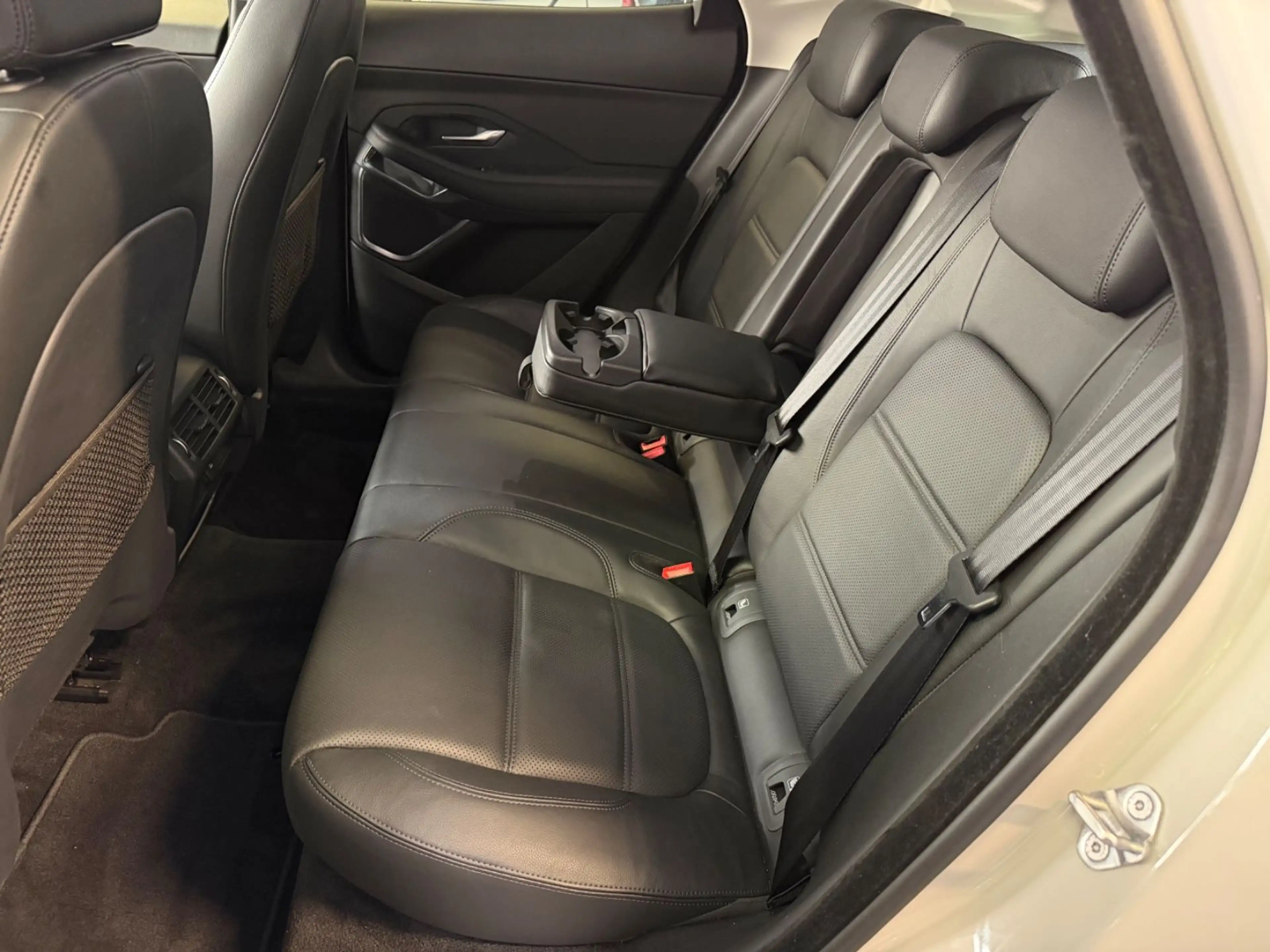 Jaguar E-Pace E-PACE AWD Superzustand ! — photo 22