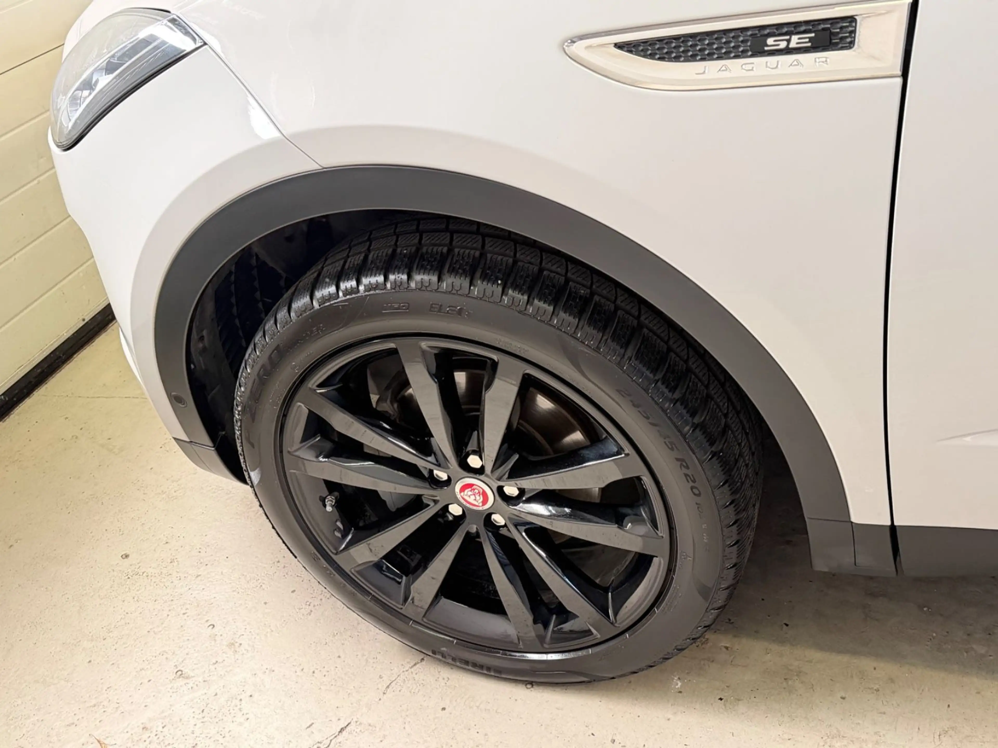 Jaguar E-Pace E-PACE AWD Superzustand ! — photo 17