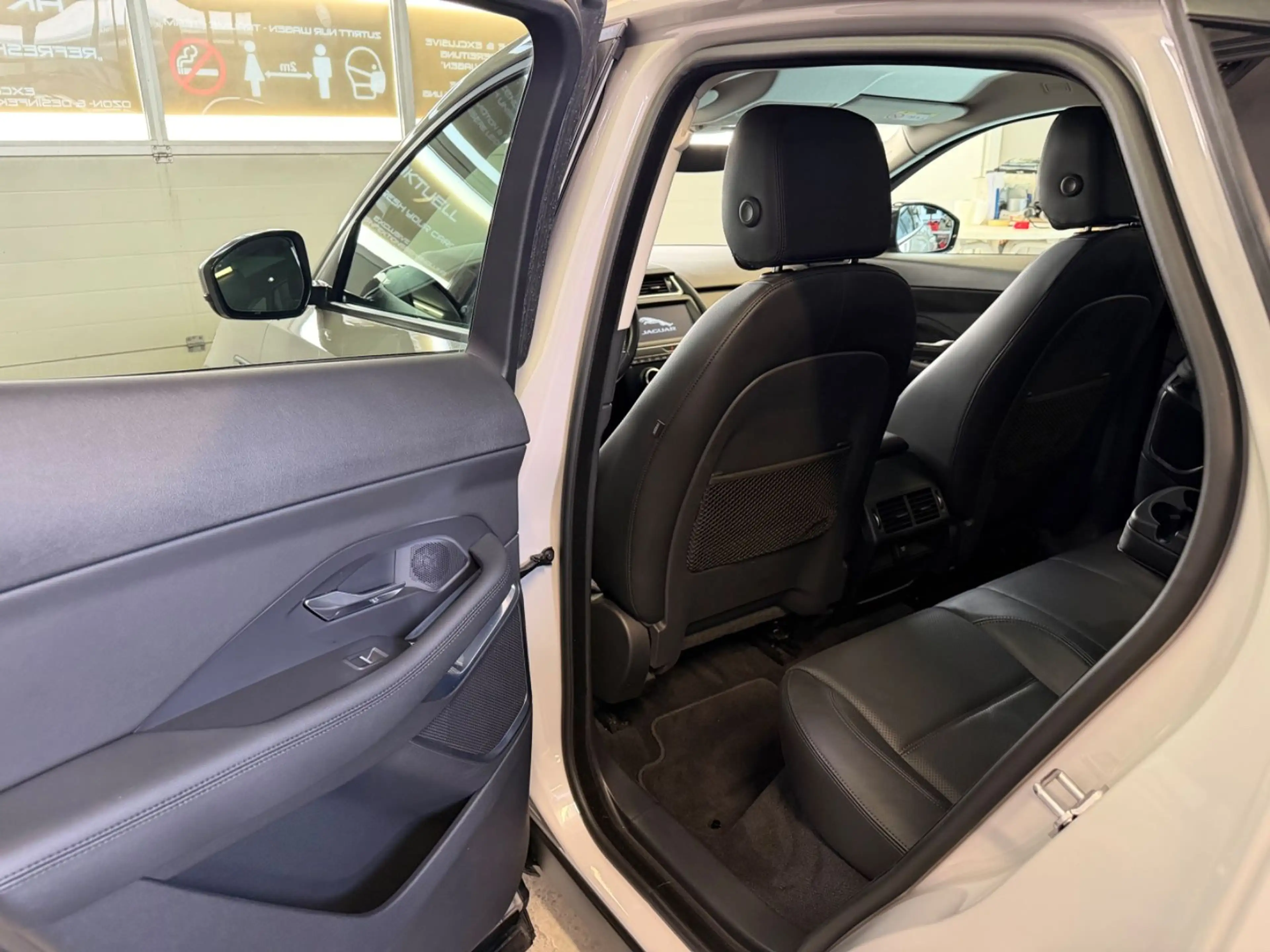 Jaguar E-Pace E-PACE AWD Superzustand ! — photo 7