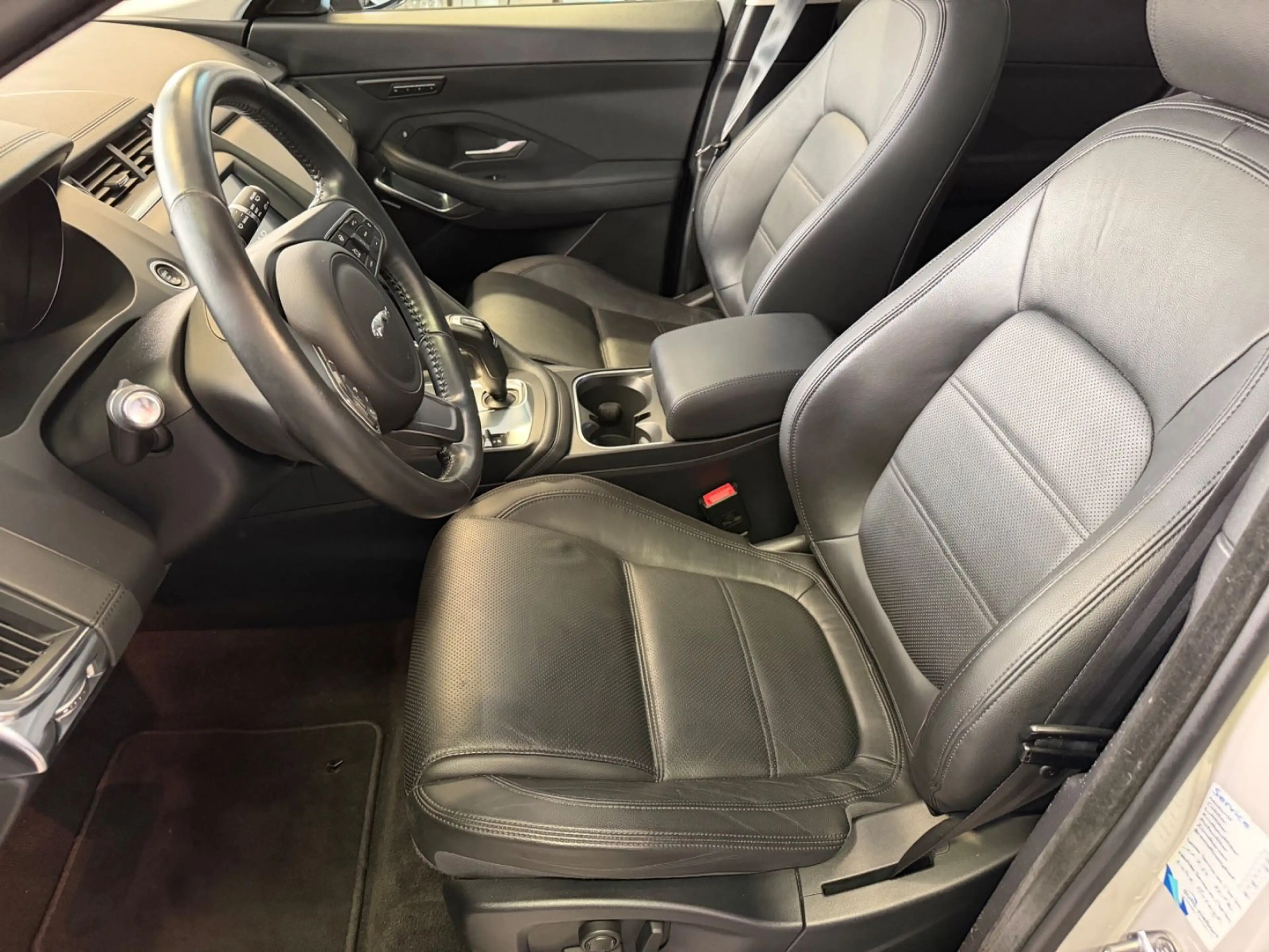 Jaguar E-Pace E-PACE AWD Superzustand ! — photo 23