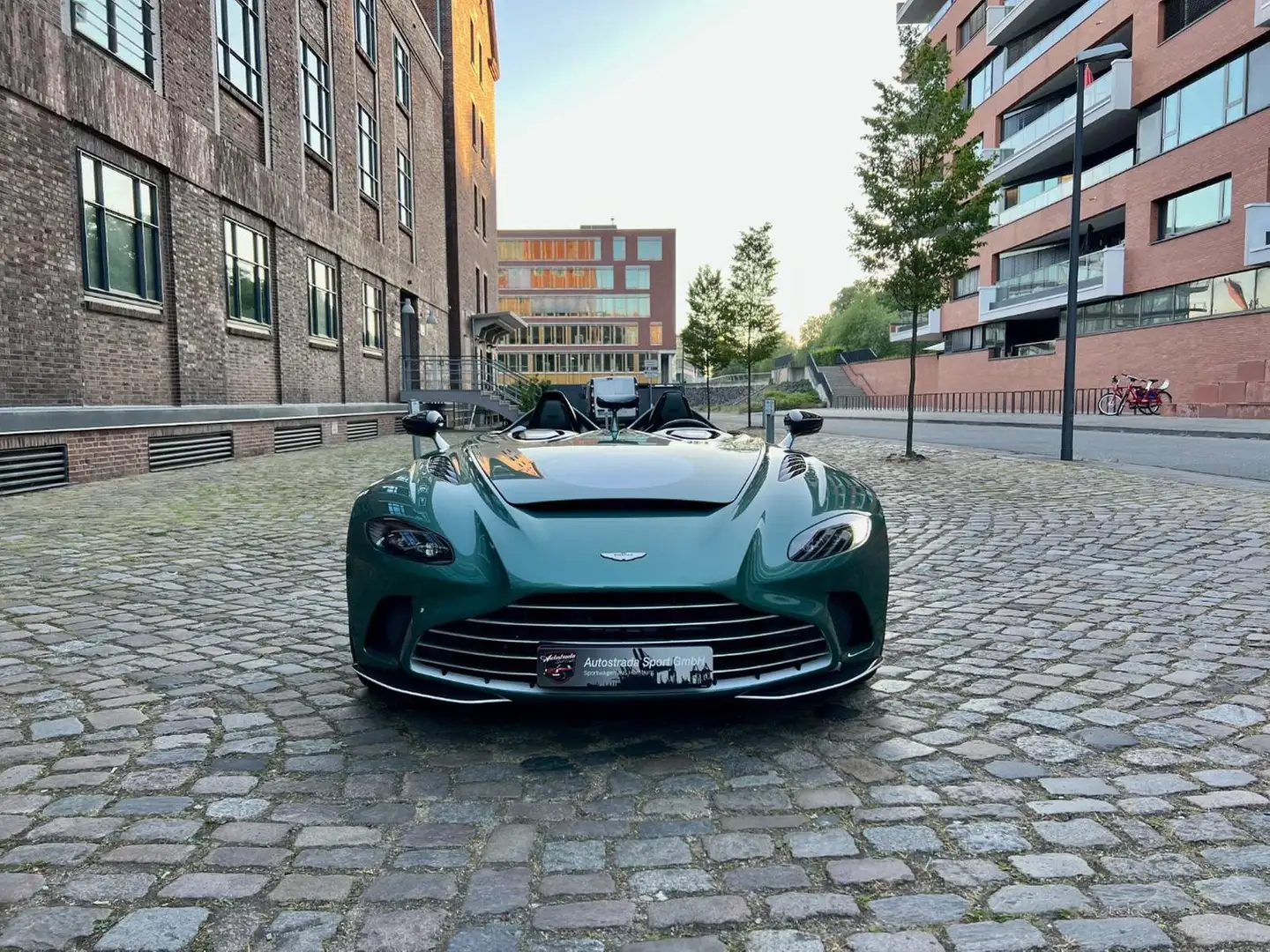 Aston Martin V12 Speedster Verde - 2
