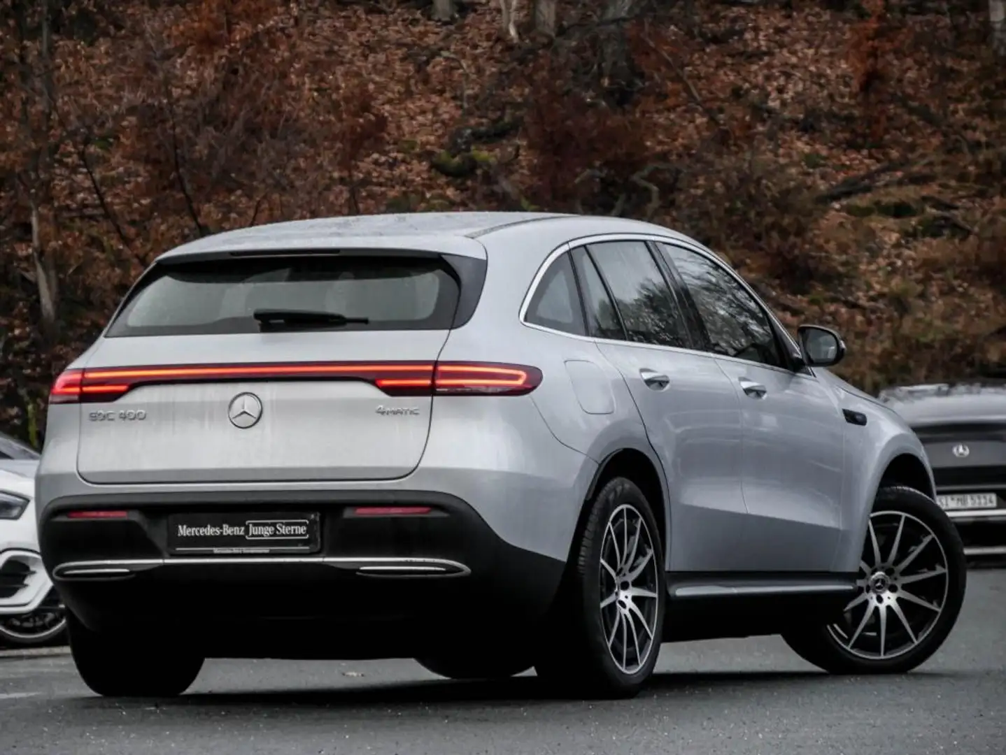 Mercedes-Benz EQC 400 4MATIC AMG-Sport+MLB+AHK+Cam+LED+SHD+SHZ Silber - 2