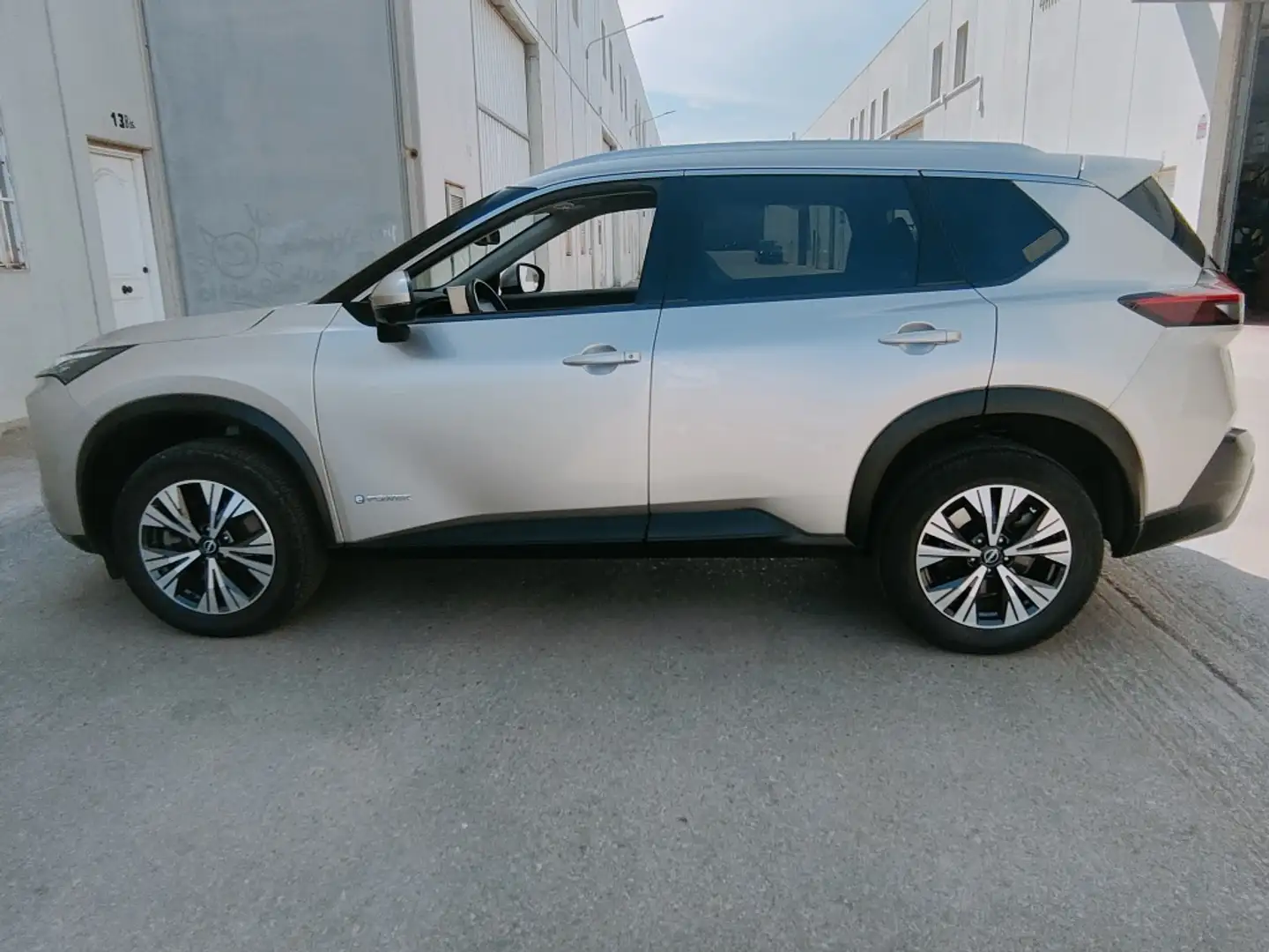 Nissan X-Trail 1.5 e-Power N-Connecta e-4orce 4x4 5pl. 158kW Бежевый  - 2