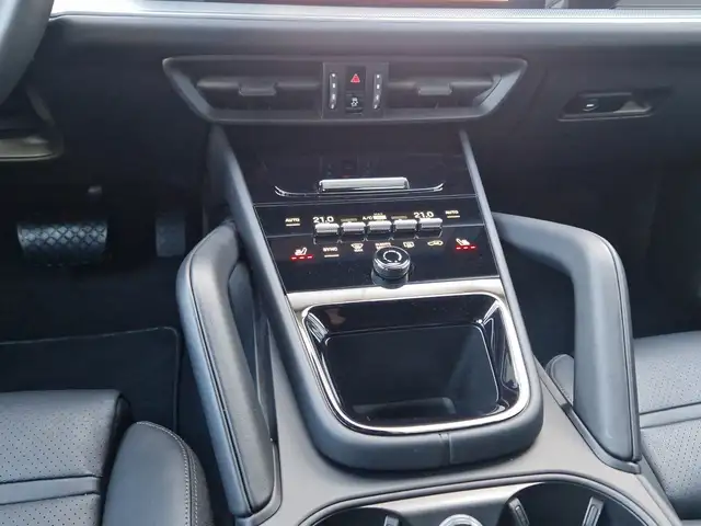 Porsche Cayenne view 11