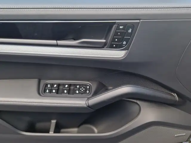 Porsche Cayenne view 12