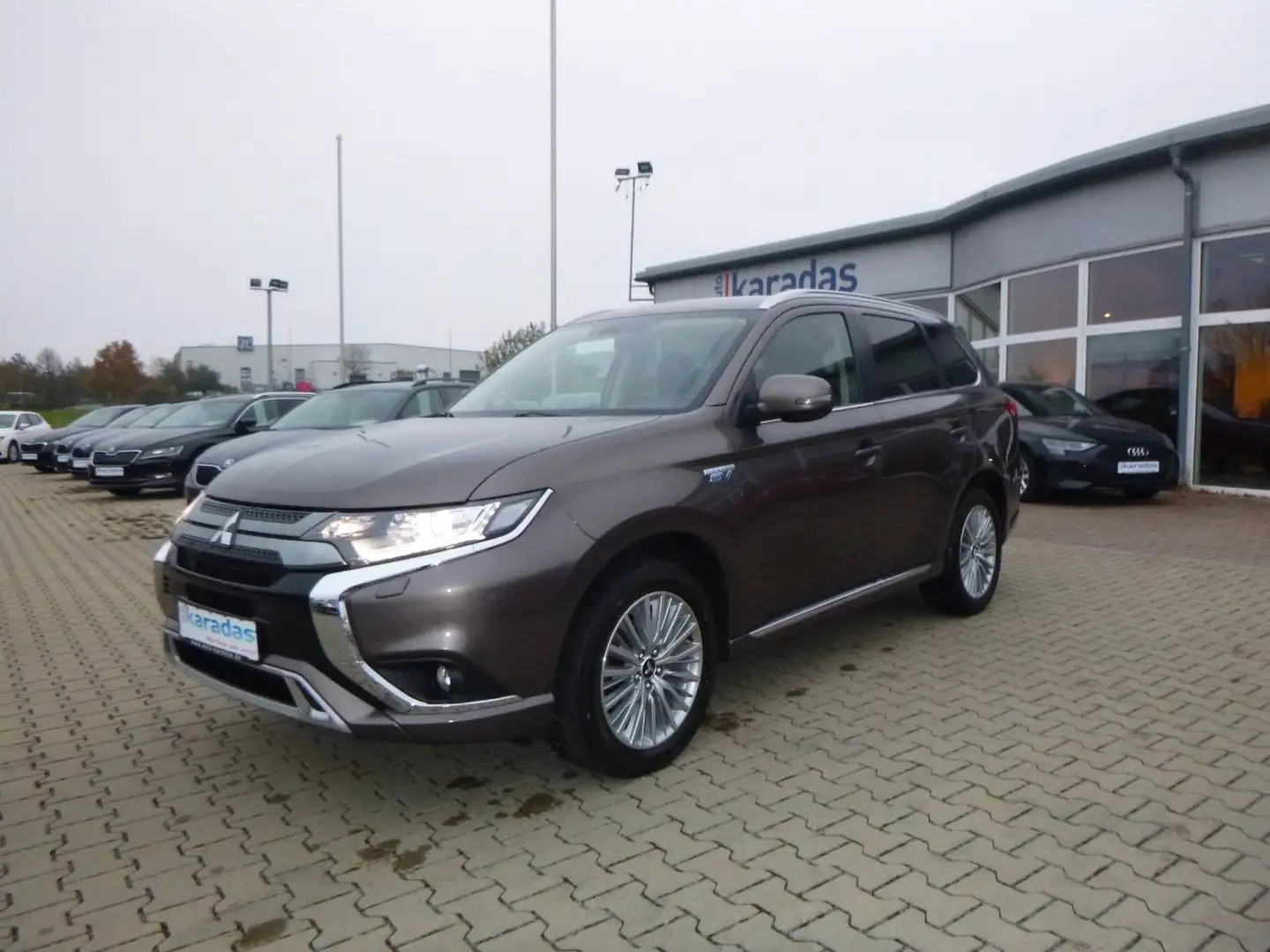 Mitsubishi Outlander 2,4 Plug-in-Hybri d 4x4/AUT/SHZ/KAM Braun - 1