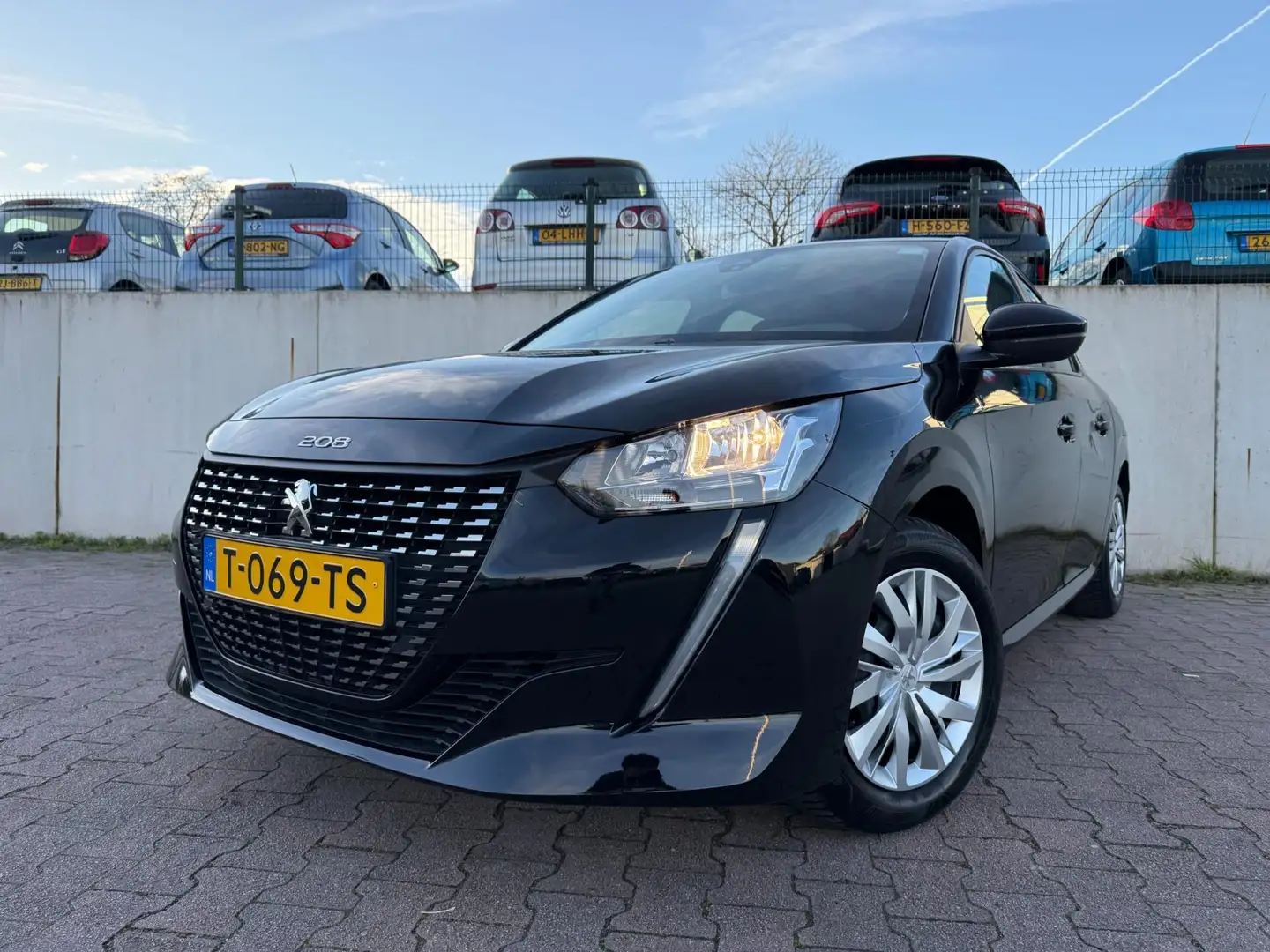 Peugeot 208 1.2 PureTech Active/CARPLAY/NAVI/CRUISE/NL AUTO/44 Zwart - 2